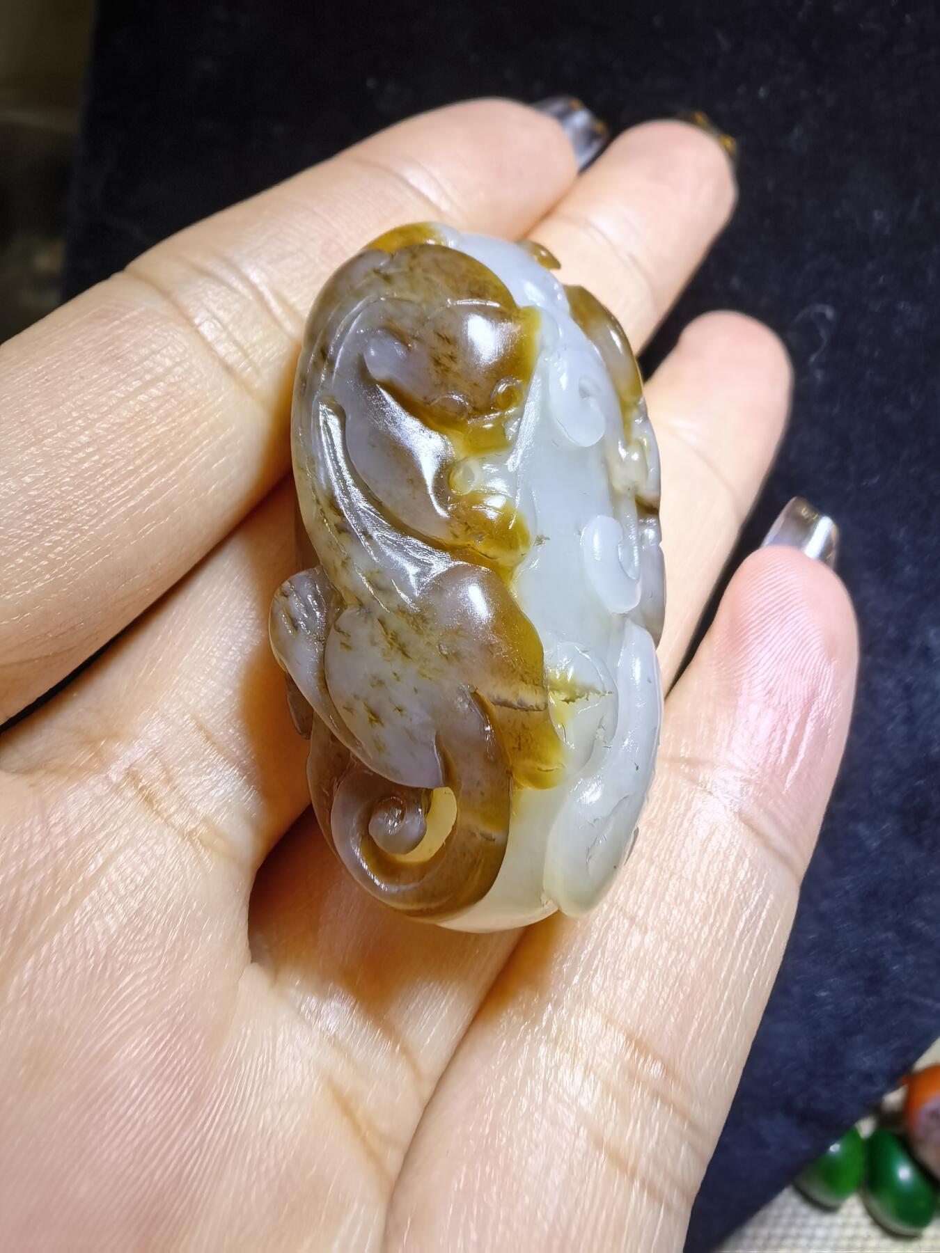 新疆且末糖料俏色巧雕貔貅吊坠挂件男女款，招财貔貅。玉质油润细腻尺寸:40mm*24mm*13mm克重:21.5g自带国检证书