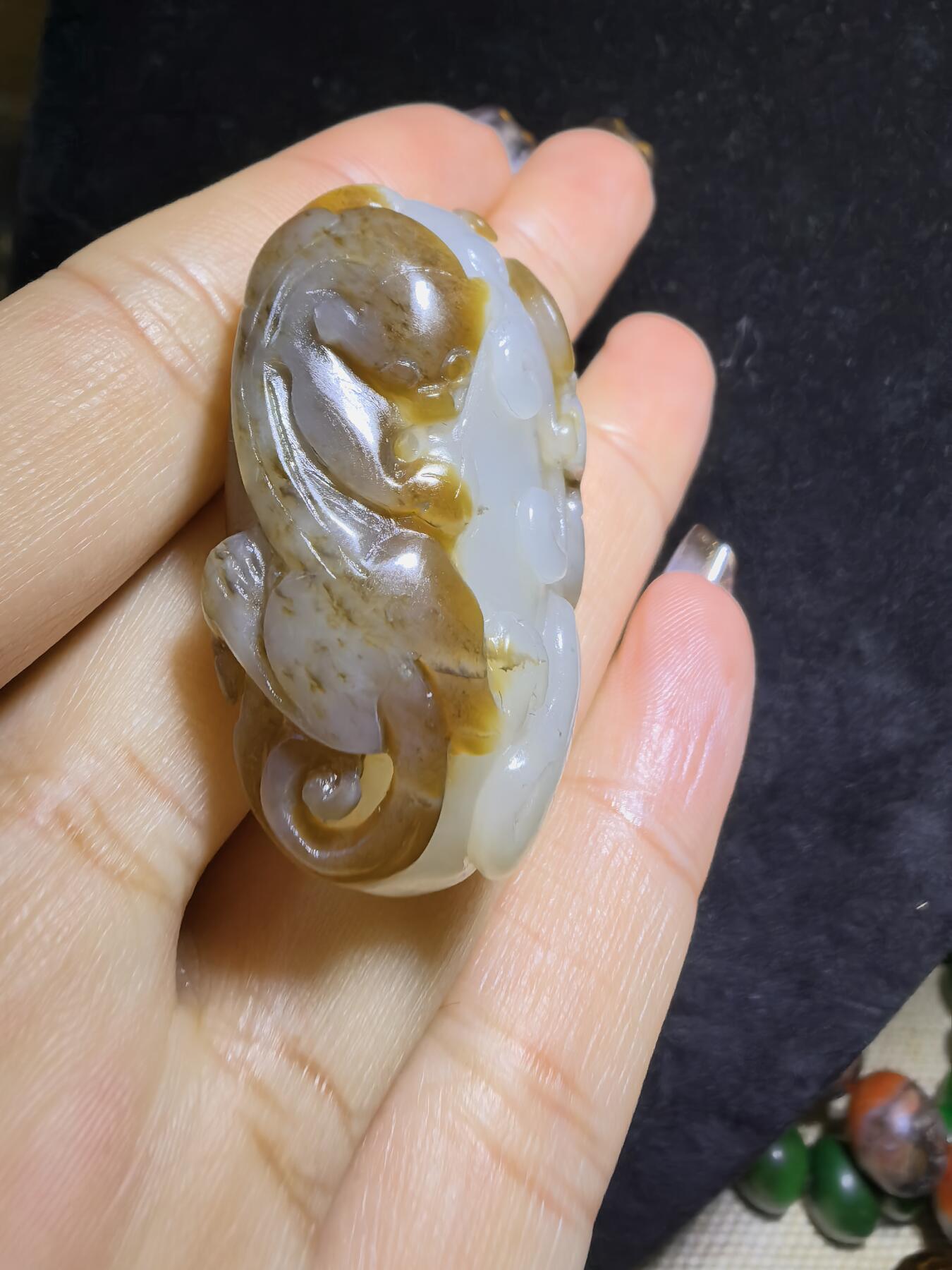 新疆且末糖料俏色巧雕貔貅吊坠挂件男女款，招财貔貅。玉质油润细腻尺寸:40mm*24mm*13mm克重:21.5g自带国检证书