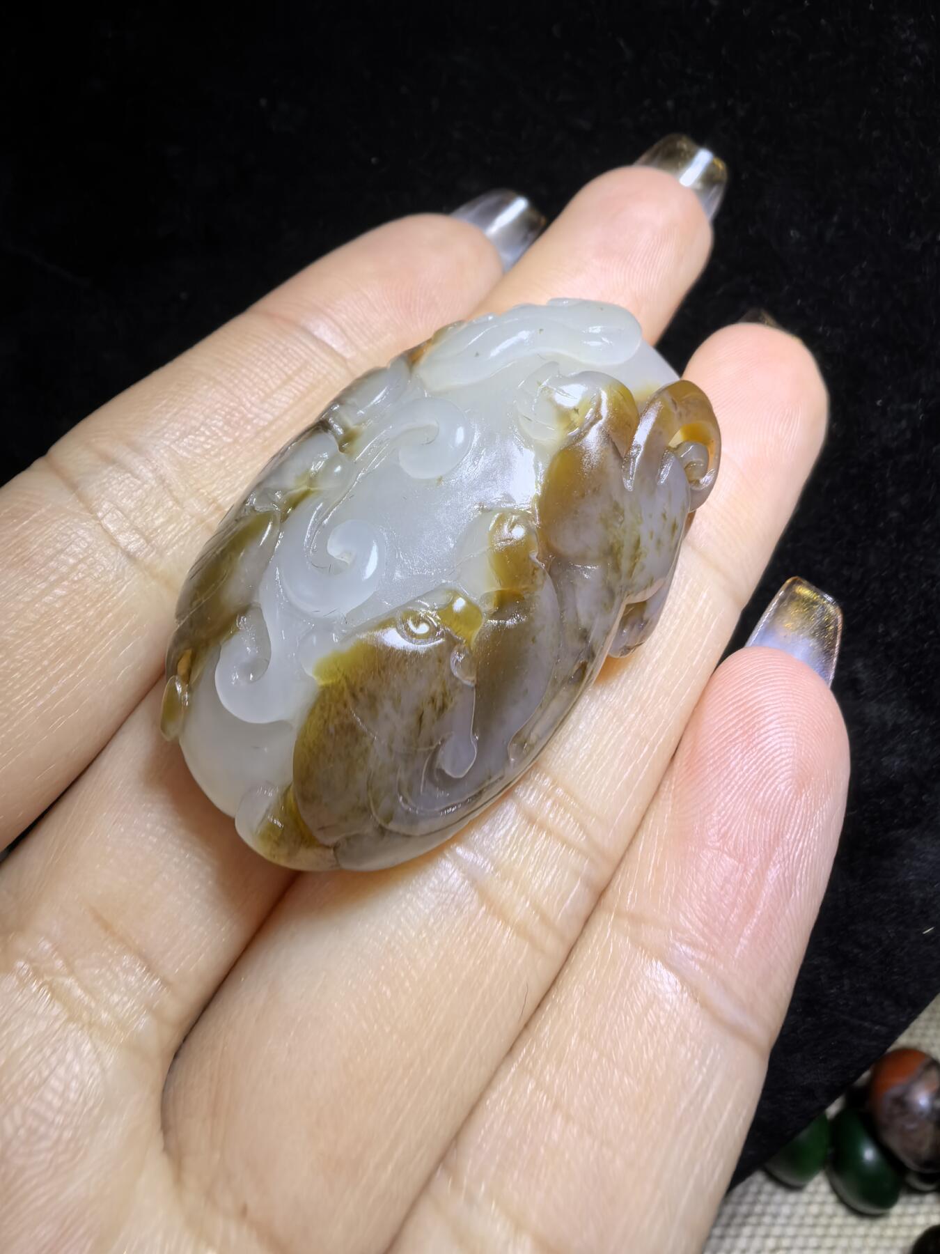 新疆且末糖料俏色巧雕貔貅吊坠挂件男女款，招财貔貅。玉质油润细腻尺寸:40mm*24mm*13mm克重:21.5g自带国检证书