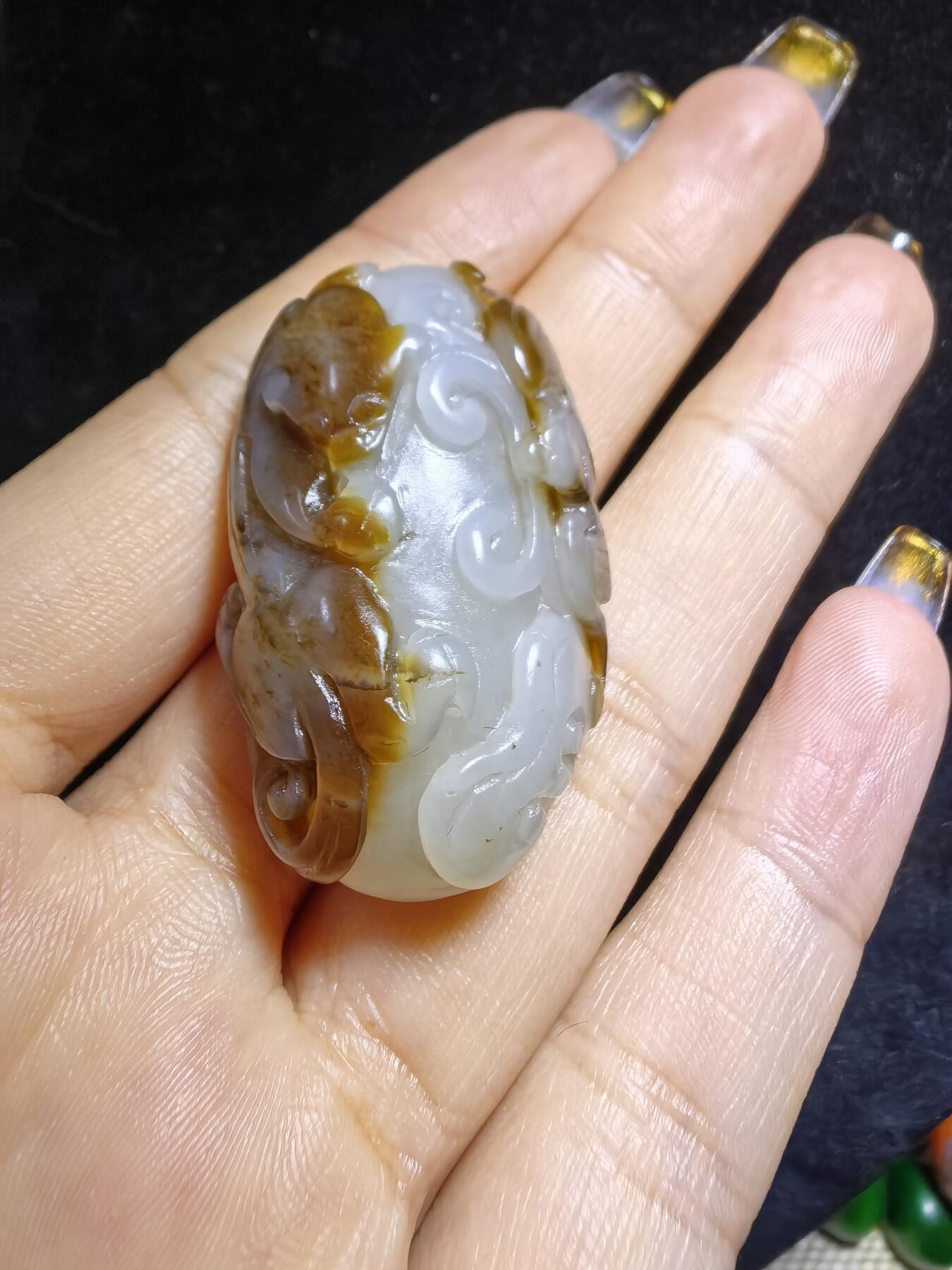 新疆且末糖料俏色巧雕貔貅吊坠挂件男女款，招财貔貅。玉质油润细腻尺寸:40mm*24mm*13mm克重:21.5g自带国检证书