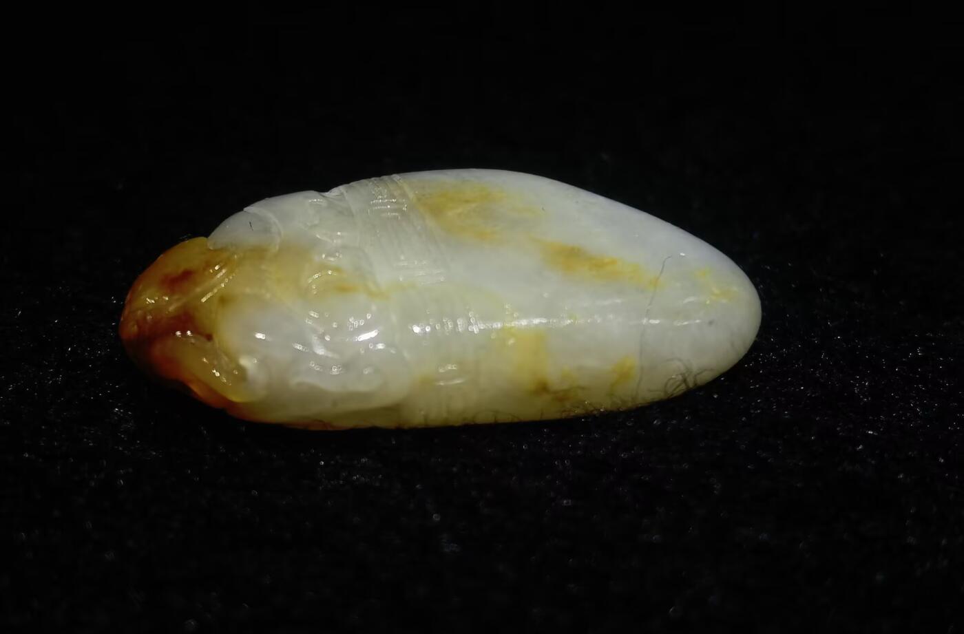 新疆喀什和籽料俏色巧雕貔貅吊坠挂件项链男女款，原皮原色表皮可见天然毛孔撞击坑等，自带国检证书，尺寸：4.1cm*2.3cm*1.2cm克重：19g