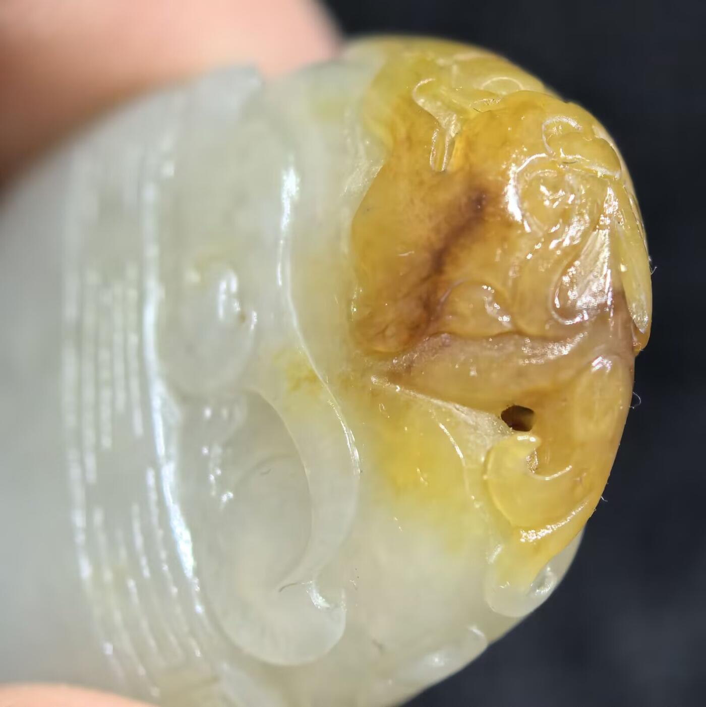 新疆喀什和籽料俏色巧雕貔貅吊坠挂件项链男女款，原皮原色表皮可见天然毛孔撞击坑等，自带国检证书，尺寸：4.1cm*2.3cm*1.2cm克重：19g