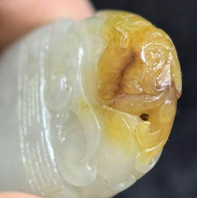 新疆喀什和籽料俏色巧雕貔貅吊坠挂件项链男女款，原皮原色表皮可见天然毛孔撞击坑等，自带国检证书，尺寸：4.1cm*2.3cm*1.2cm克重：19g