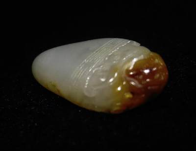 新疆喀什和籽料俏色巧雕貔貅吊坠挂件项链男女款，原皮原色表皮可见天然毛孔撞击坑等，自带国检证书，尺寸：4.1cm*2.3cm*1.2cm克重：19g