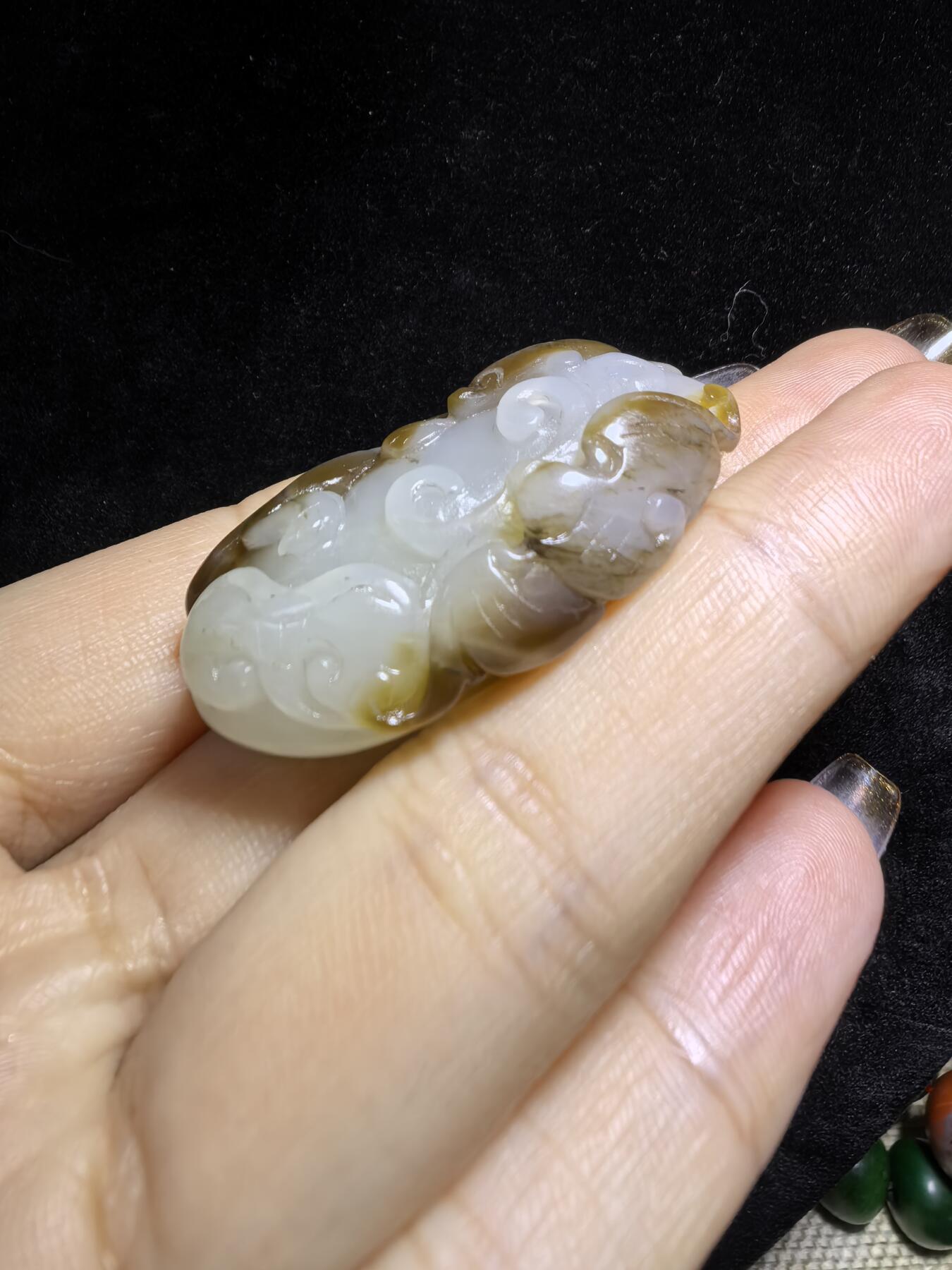 新疆且末糖料俏色巧雕貔貅吊坠挂件男女款，招财貔貅。玉质油润细腻尺寸:40mm*24mm*13mm克重:21.5g自带国检证书