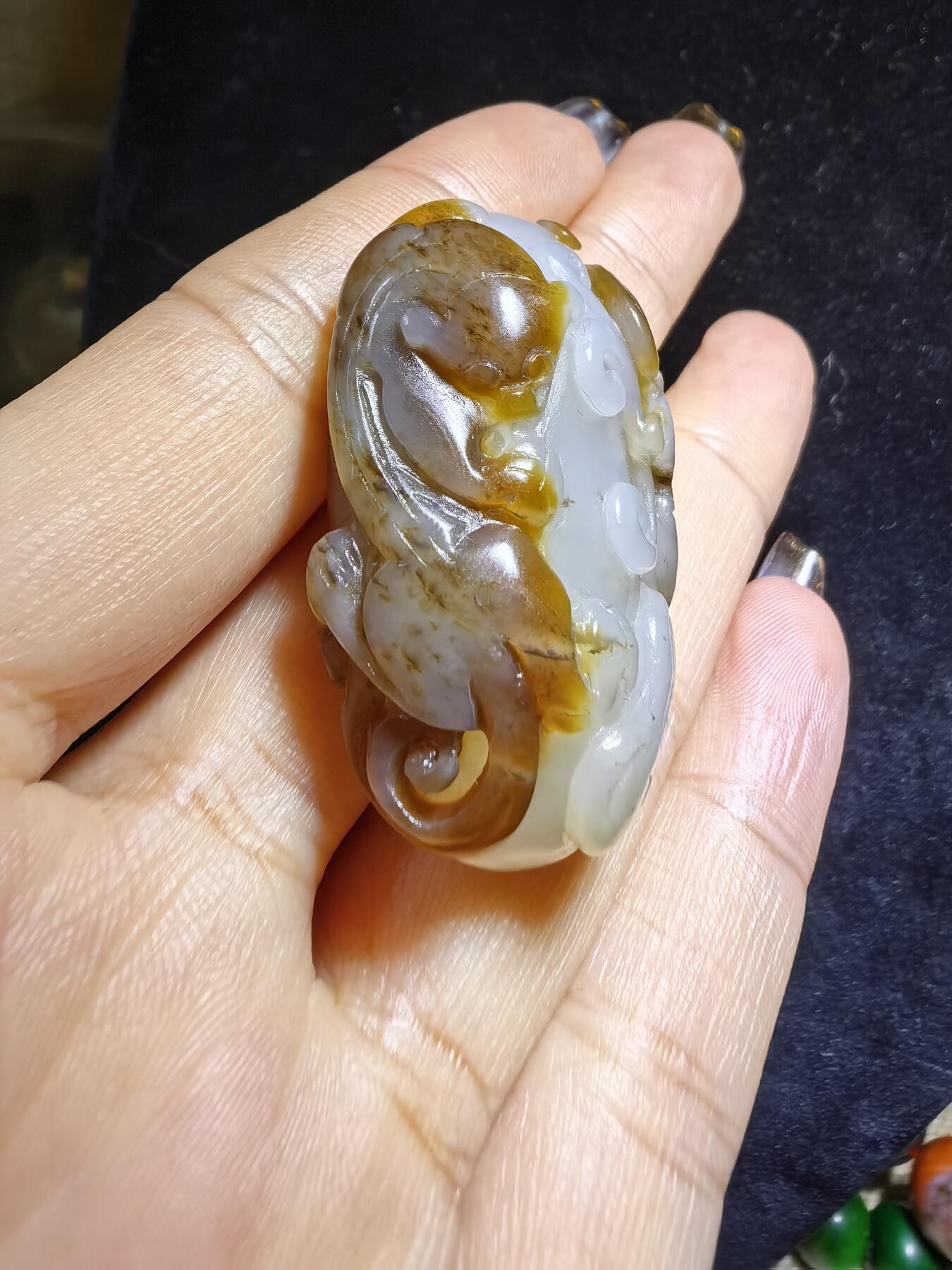 新疆且末糖料俏色巧雕貔貅吊坠挂件男女款，招财貔貅。玉质油润细腻尺寸:40mm*24mm*13mm克重:21.5g自带国检证书