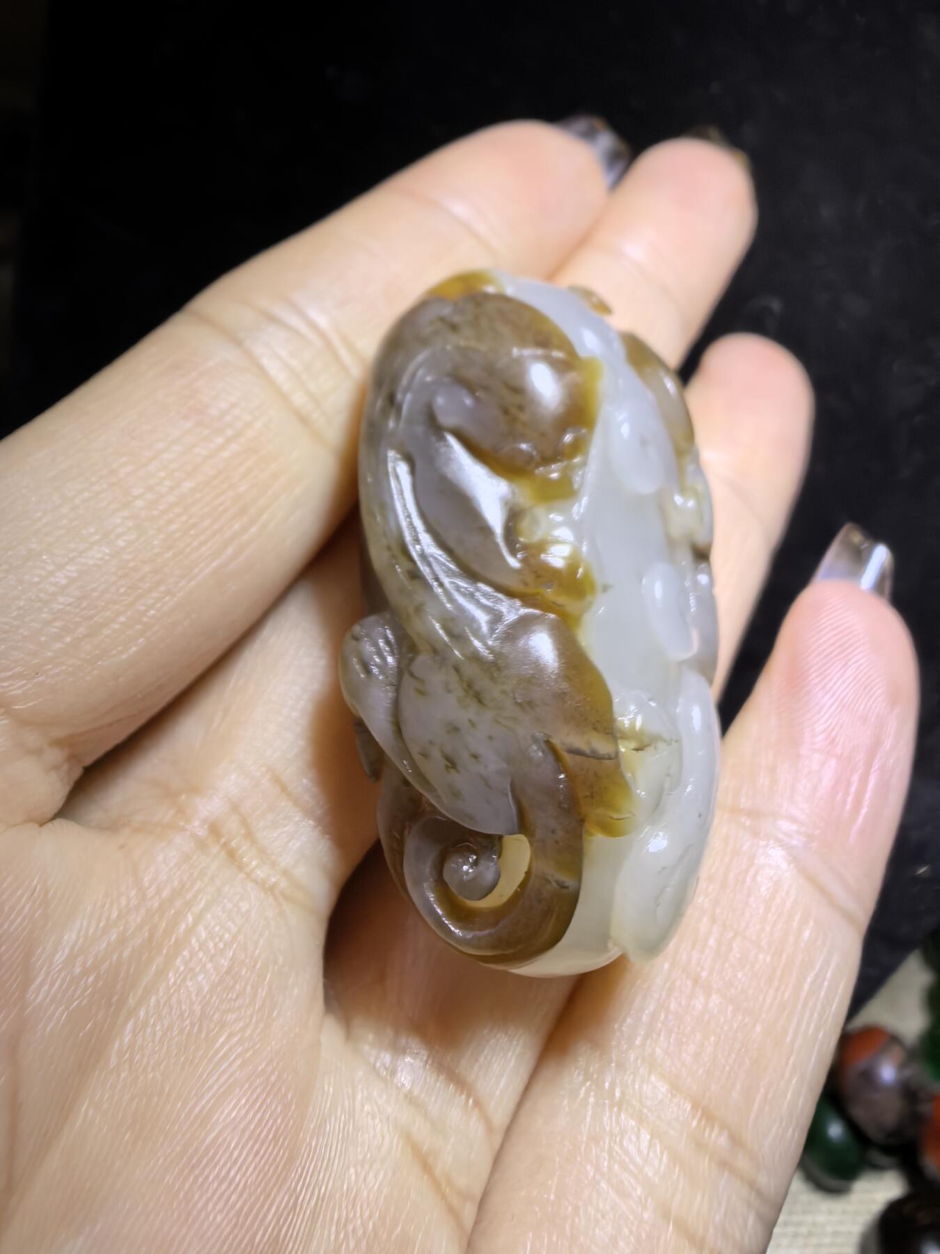 新疆且末糖料俏色巧雕貔貅吊坠挂件男女款，招财貔貅。玉质油润细腻尺寸:40mm*24mm*13mm克重:21.5g自带国检证书