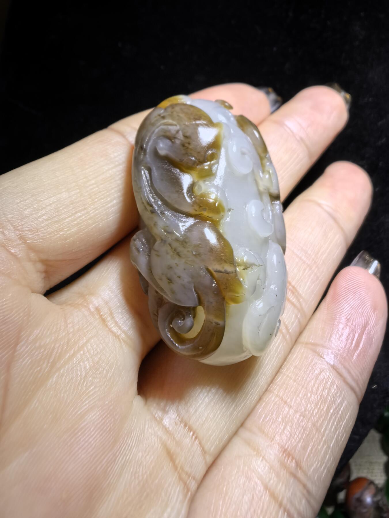 新疆且末糖料俏色巧雕貔貅吊坠挂件男女款，招财貔貅。玉质油润细腻尺寸:40mm*24mm*13mm克重:21.5g自带国检证书