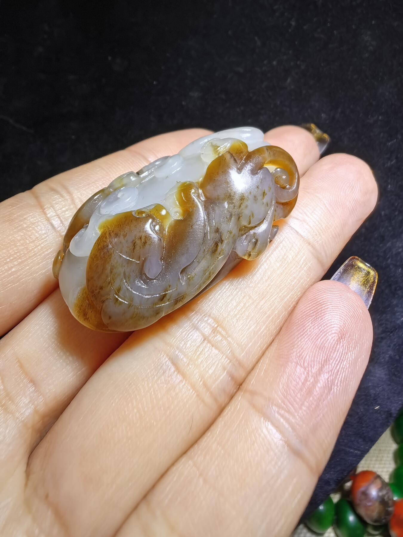 新疆且末糖料俏色巧雕貔貅吊坠挂件男女款，招财貔貅。玉质油润细腻尺寸:40mm*24mm*13mm克重:21.5g自带国检证书