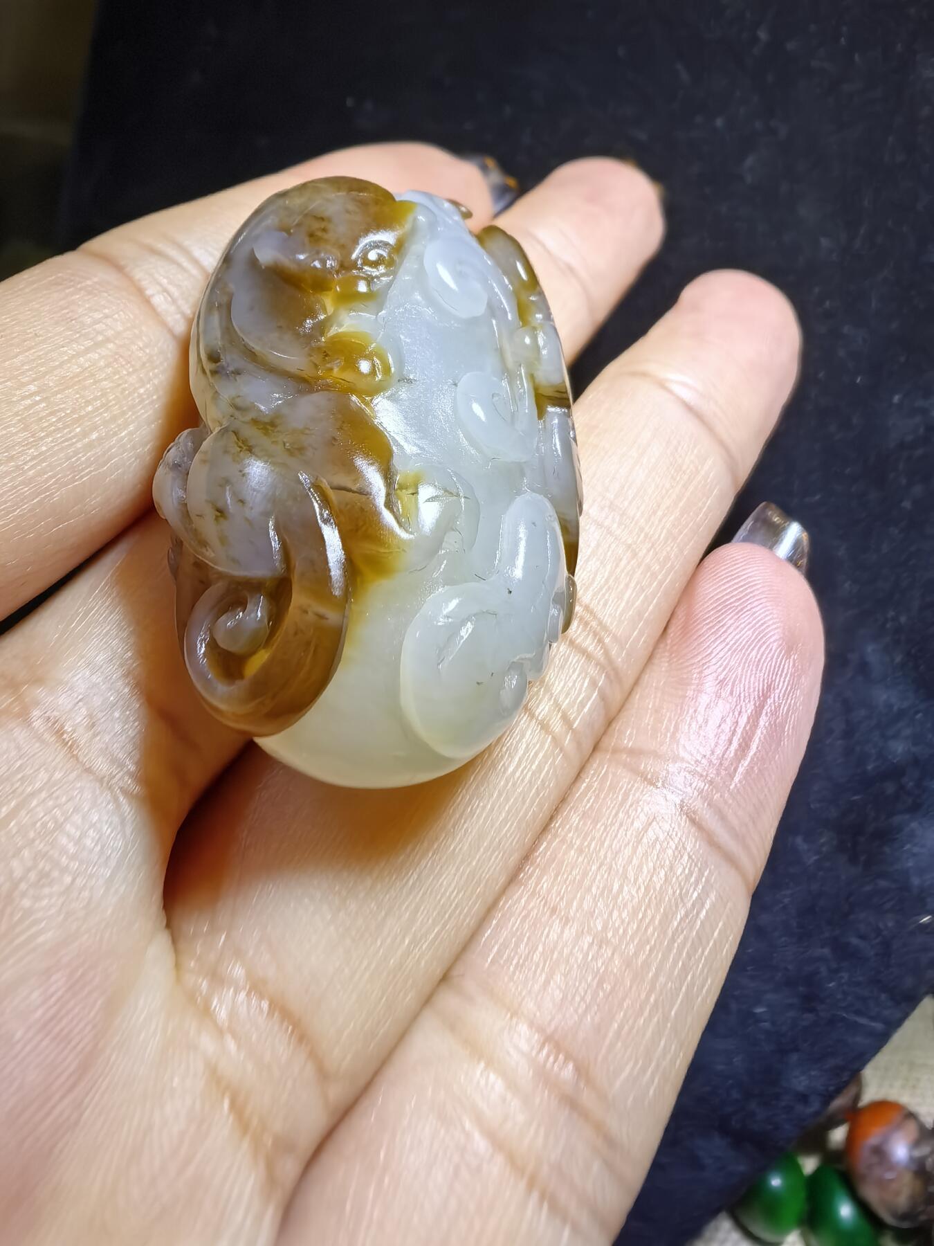 新疆且末糖料俏色巧雕貔貅吊坠挂件男女款，招财貔貅。玉质油润细腻尺寸:40mm*24mm*13mm克重:21.5g自带国检证书