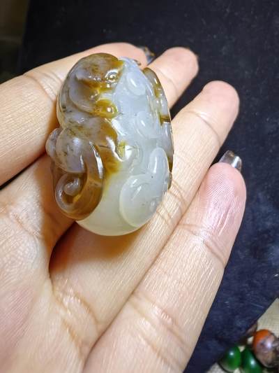 新疆且末糖料俏色巧雕貔貅吊坠挂件男女款，招财貔貅。玉质油润细腻尺寸:40mm*24mm*13mm克重:21.5g自带国检证书