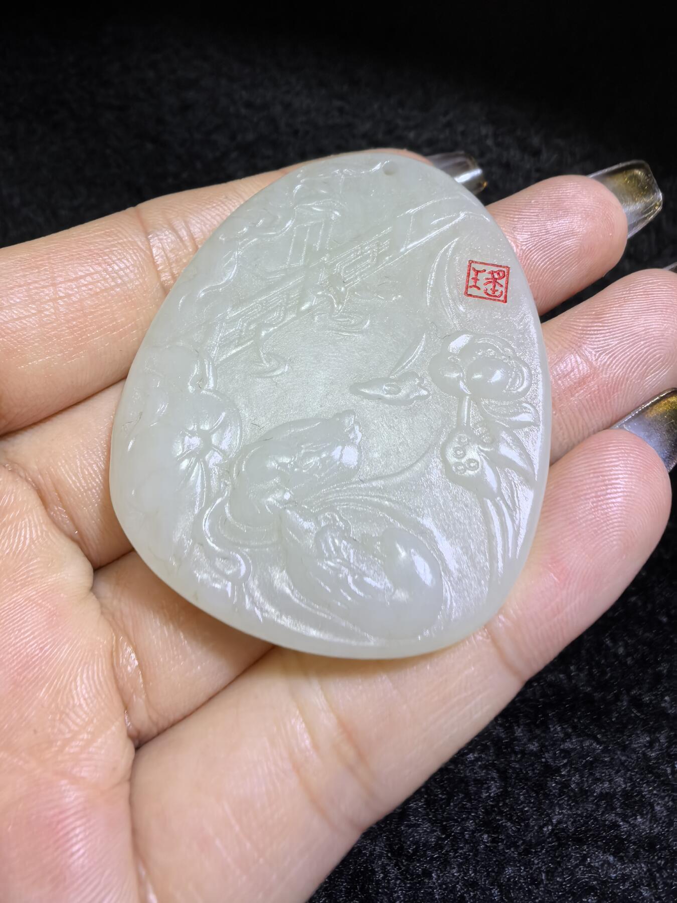 新疆和田白玉鸳鸯戏水牌吊坠挂件男女款，精雕细琢寓意美好，玉质细腻温润，尺寸：4.8cm*3.9cm*0.5cm克重：22.4g