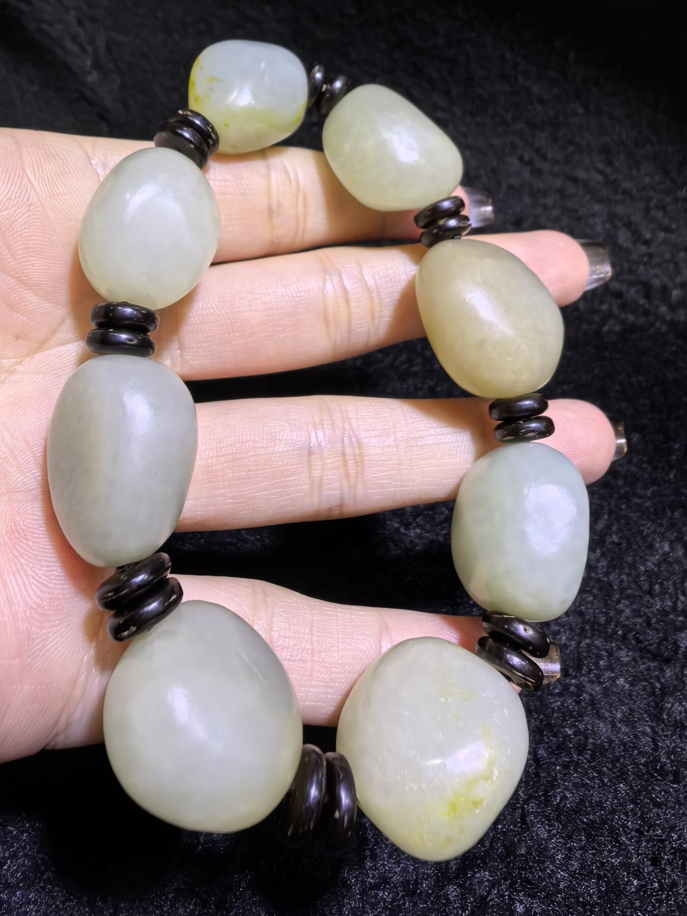 新疆和田籽料随型手串男款，玉质细腻温润，个别可见天然毛孔撞击坑，微结构。尺寸最大：2.4cm*2.1cm*1.4cm最小尺寸：2.0cm*1.6cm*1.5cm克重：81g