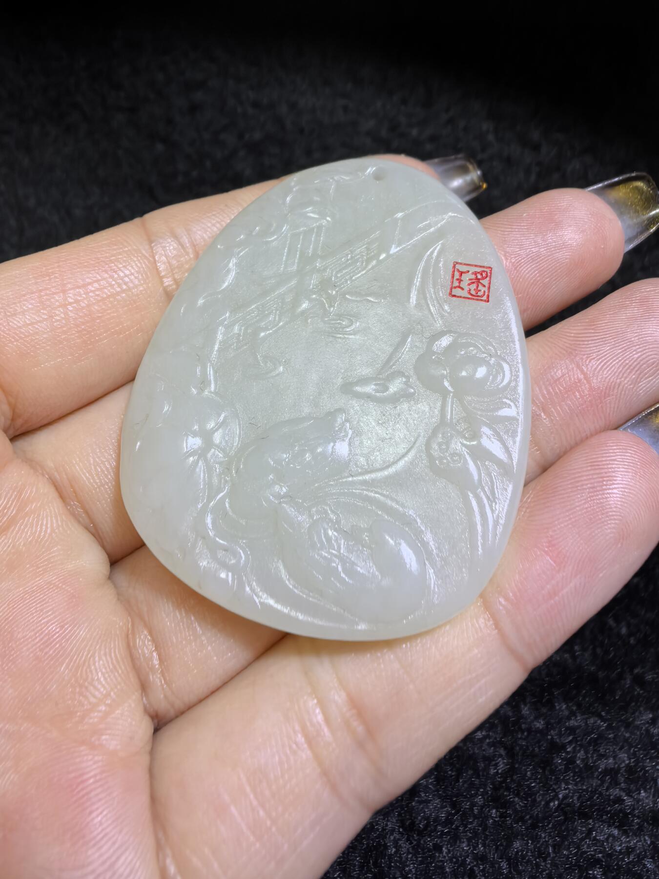 新疆和田白玉鸳鸯戏水牌吊坠挂件男女款，精雕细琢寓意美好，玉质细腻温润，尺寸：4.8cm*3.9cm*0.5cm克重：22.4g