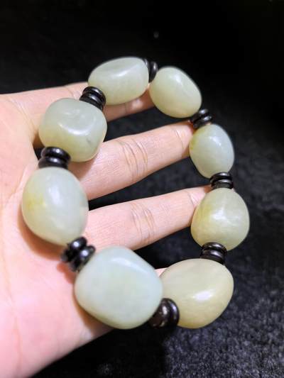 新疆和田籽料随型手串男款，玉质细腻温润，个别可见天然毛孔撞击坑，微结构。尺寸最大：2.4cm*2.1cm*1.4cm最小尺寸：2.0cm*1.6cm*1.5cm克重：81g