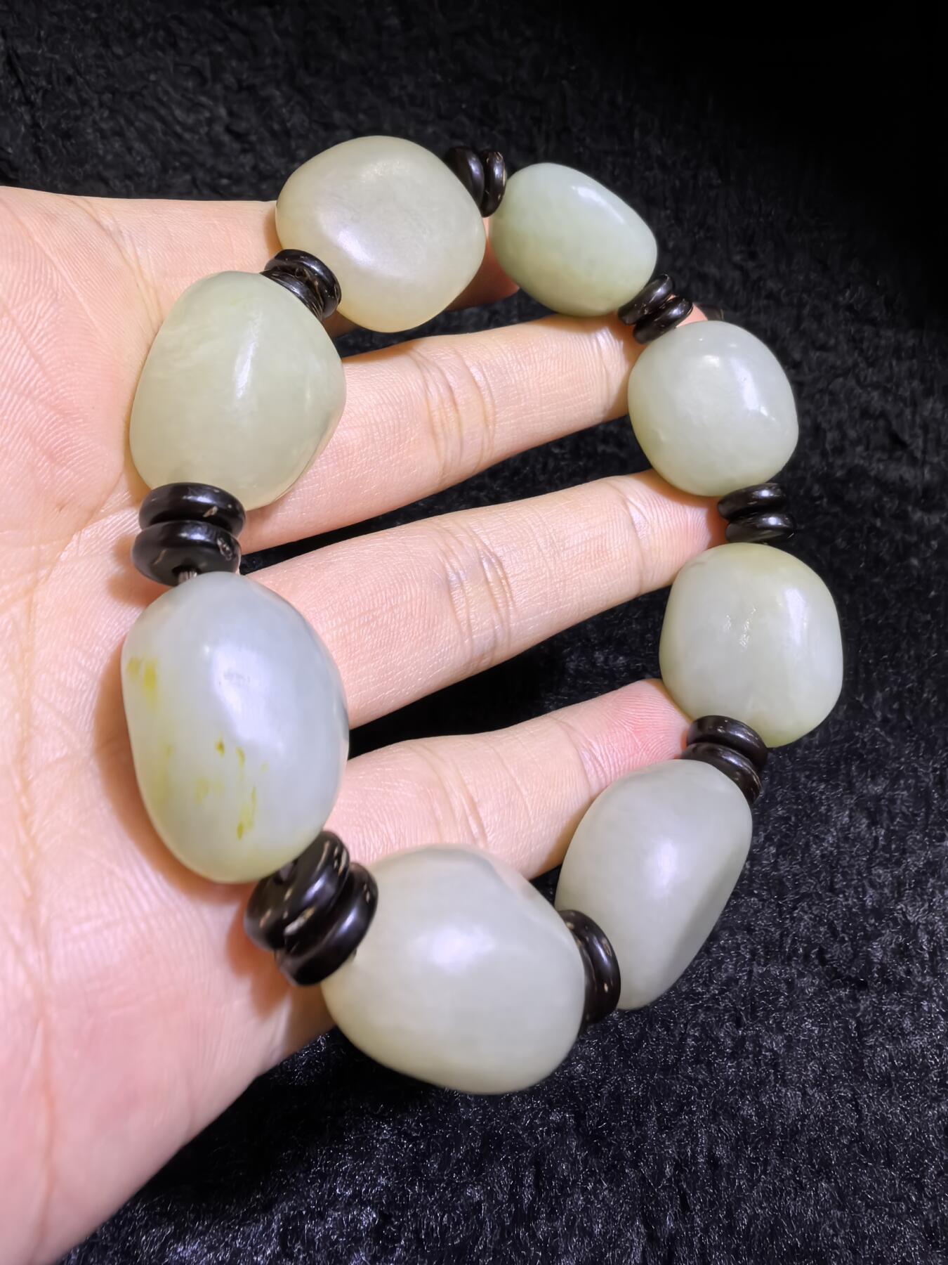 新疆和田籽料随型手串男款，玉质细腻温润，个别可见天然毛孔撞击坑，微结构。尺寸最大：2.4cm*2.1cm*1.4cm最小尺寸：2.0cm*1.6cm*1.5cm克重：81g