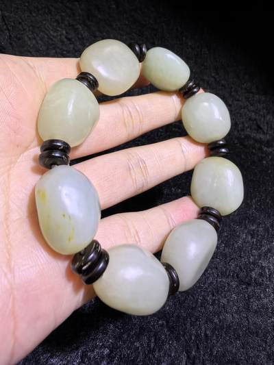 新疆和田籽料随型手串男款，玉质细腻温润，个别可见天然毛孔撞击坑，微结构。尺寸最大：2.4cm*2.1cm*1.4cm最小尺寸：2.0cm*1.6cm*1.5cm克重：81g