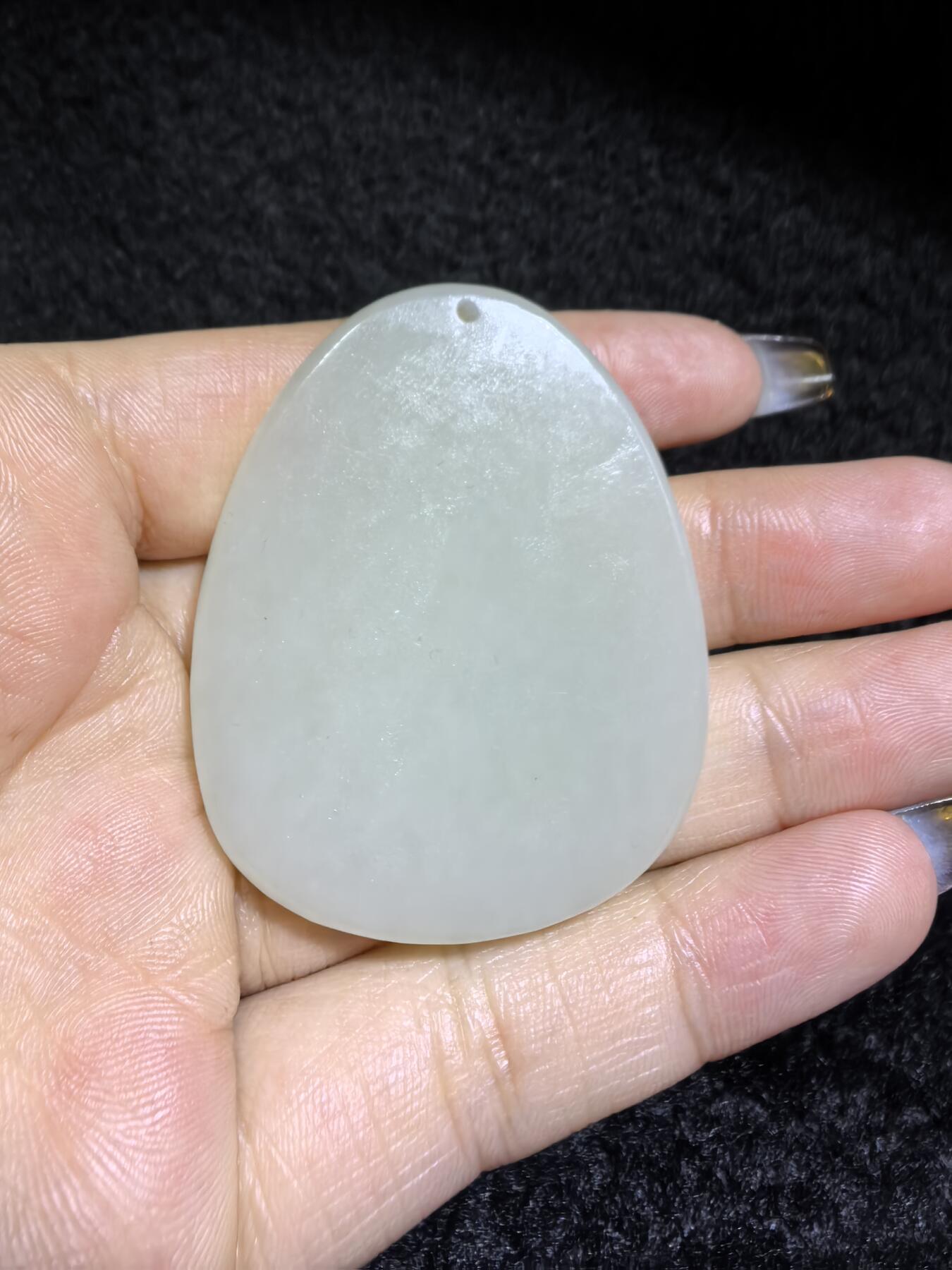 新疆和田白玉鸳鸯戏水牌吊坠挂件男女款，精雕细琢寓意美好，玉质细腻温润，尺寸：4.8cm*3.9cm*0.5cm克重：22.4g