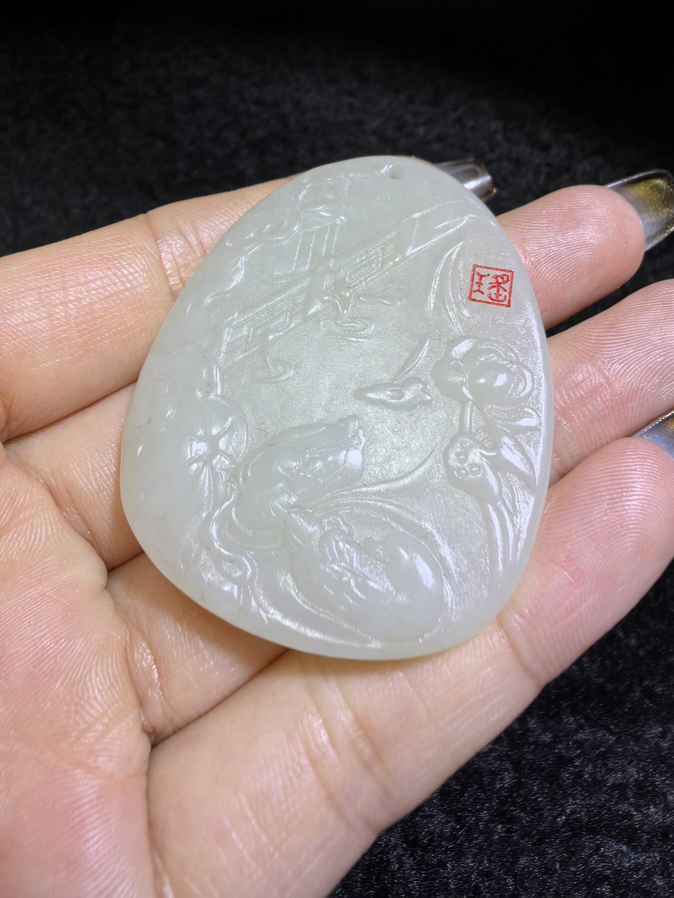 新疆和田白玉鸳鸯戏水牌吊坠挂件男女款，精雕细琢寓意美好，玉质细腻温润，尺寸：4.8cm*3.9cm*0.5cm克重：22.4g