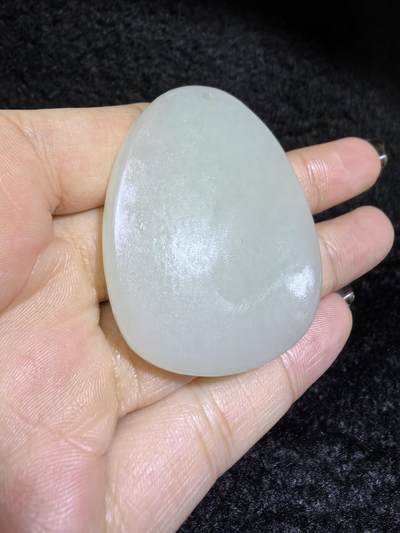 新疆和田白玉鸳鸯戏水牌吊坠挂件男女款，精雕细琢寓意美好，玉质细腻温润，尺寸：4.8cm*3.9cm*0.5cm克重：22.4g