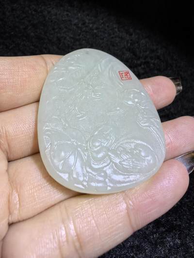 新疆和田白玉鸳鸯戏水牌吊坠挂件男女款，精雕细琢寓意美好，玉质细腻温润，尺寸：4.8cm*3.9cm*0.5cm克重：22.4g