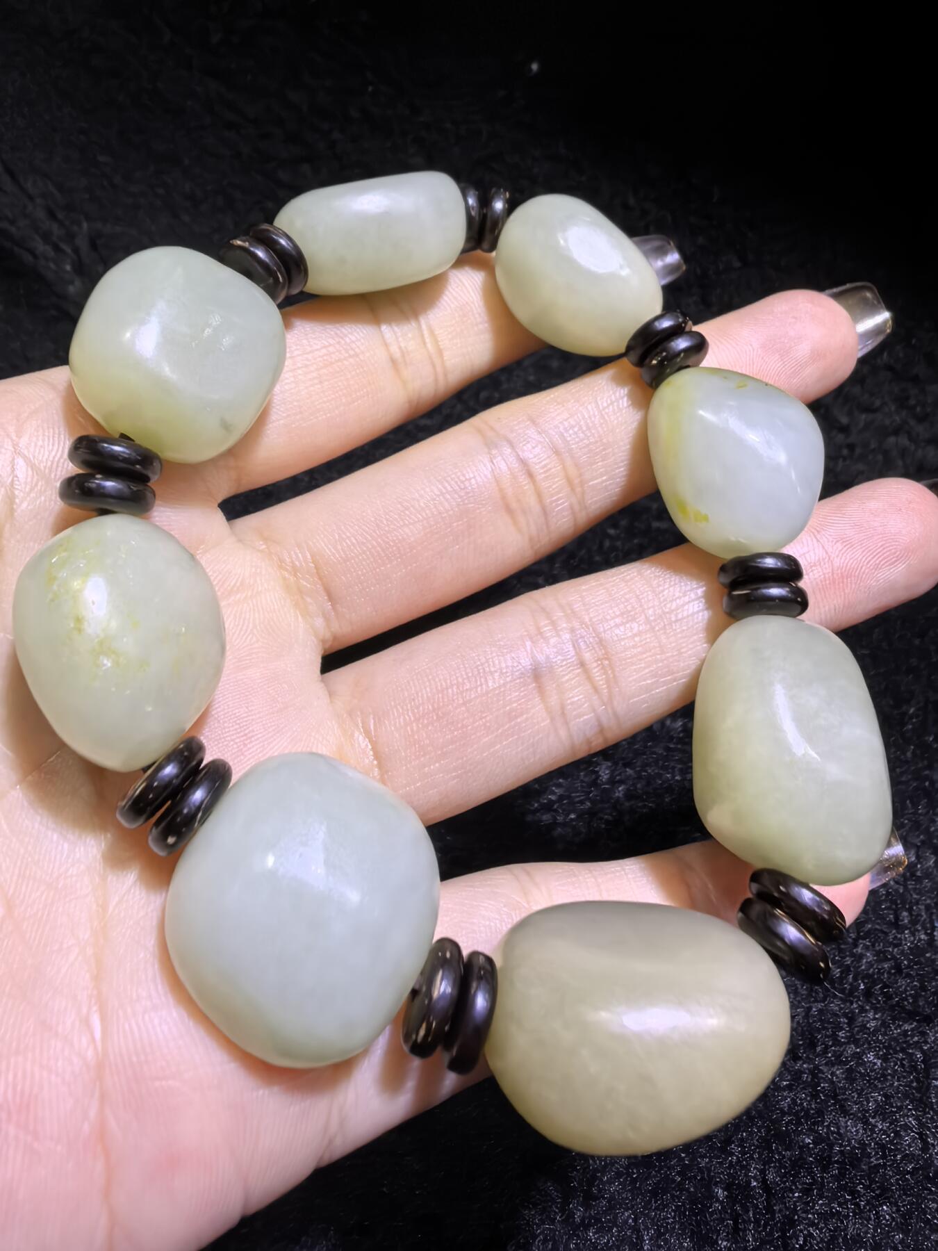 新疆和田籽料随型手串男款，玉质细腻温润，个别可见天然毛孔撞击坑，微结构。尺寸最大：2.4cm*2.1cm*1.4cm最小尺寸：2.0cm*1.6cm*1.5cm克重：81g