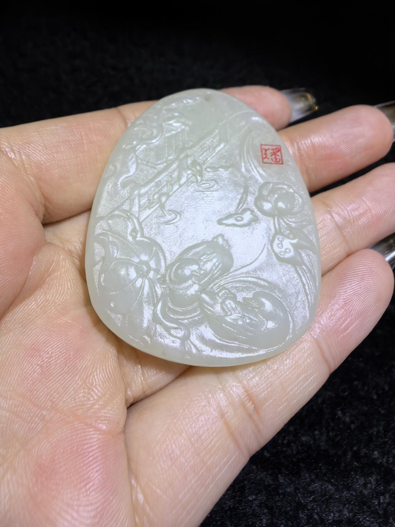 新疆和田白玉鸳鸯戏水牌吊坠挂件男女款，精雕细琢寓意美好，玉质细腻温润，尺寸：4.8cm*3.9cm*0.5cm克重：22.4g