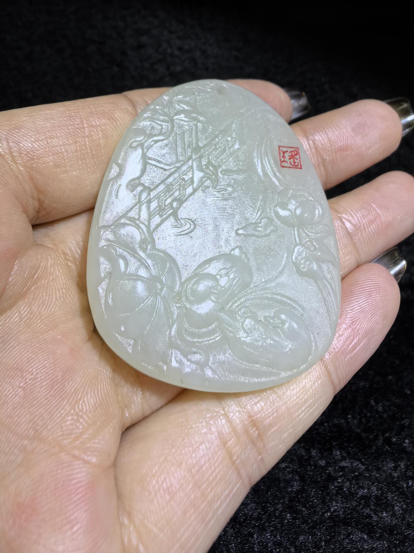 新疆和田白玉鸳鸯戏水牌吊坠挂件男女款，精雕细琢寓意美好，玉质细腻温润，尺寸：4.8cm*3.9cm*0.5cm克重：22.4g