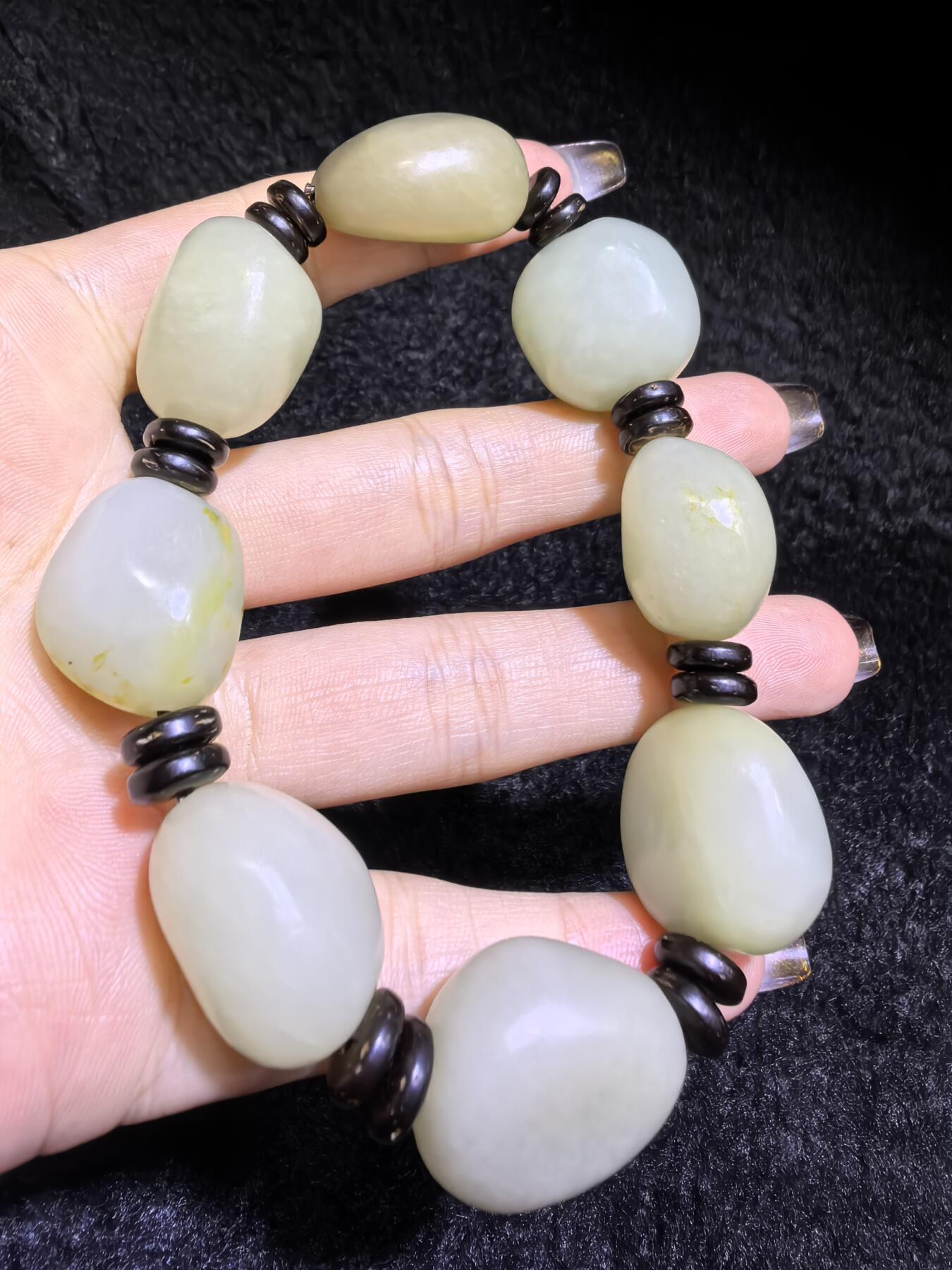 新疆和田籽料随型手串男款，玉质细腻温润，个别可见天然毛孔撞击坑，微结构。尺寸最大：2.4cm*2.1cm*1.4cm最小尺寸：2.0cm*1.6cm*1.5cm克重：81g