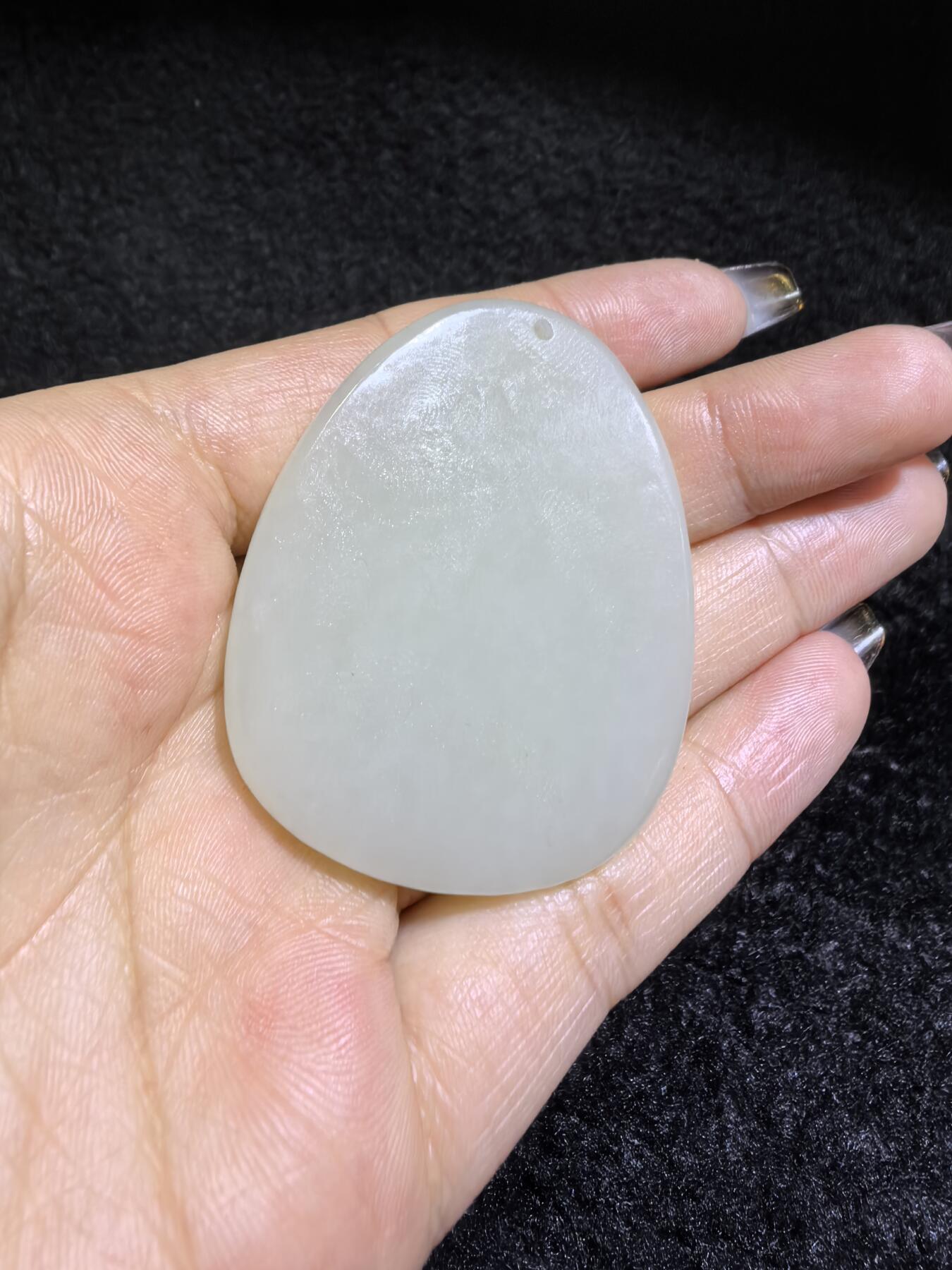 新疆和田白玉鸳鸯戏水牌吊坠挂件男女款，精雕细琢寓意美好，玉质细腻温润，尺寸：4.8cm*3.9cm*0.5cm克重：22.4g