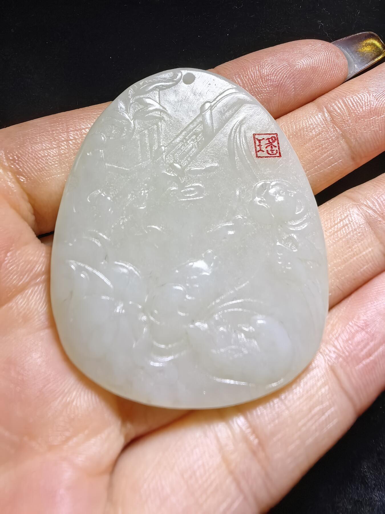 新疆和田白玉鸳鸯戏水牌吊坠挂件男女款，精雕细琢寓意美好，玉质细腻温润，尺寸：4.8cm*3.9cm*0.5cm克重：22.4g