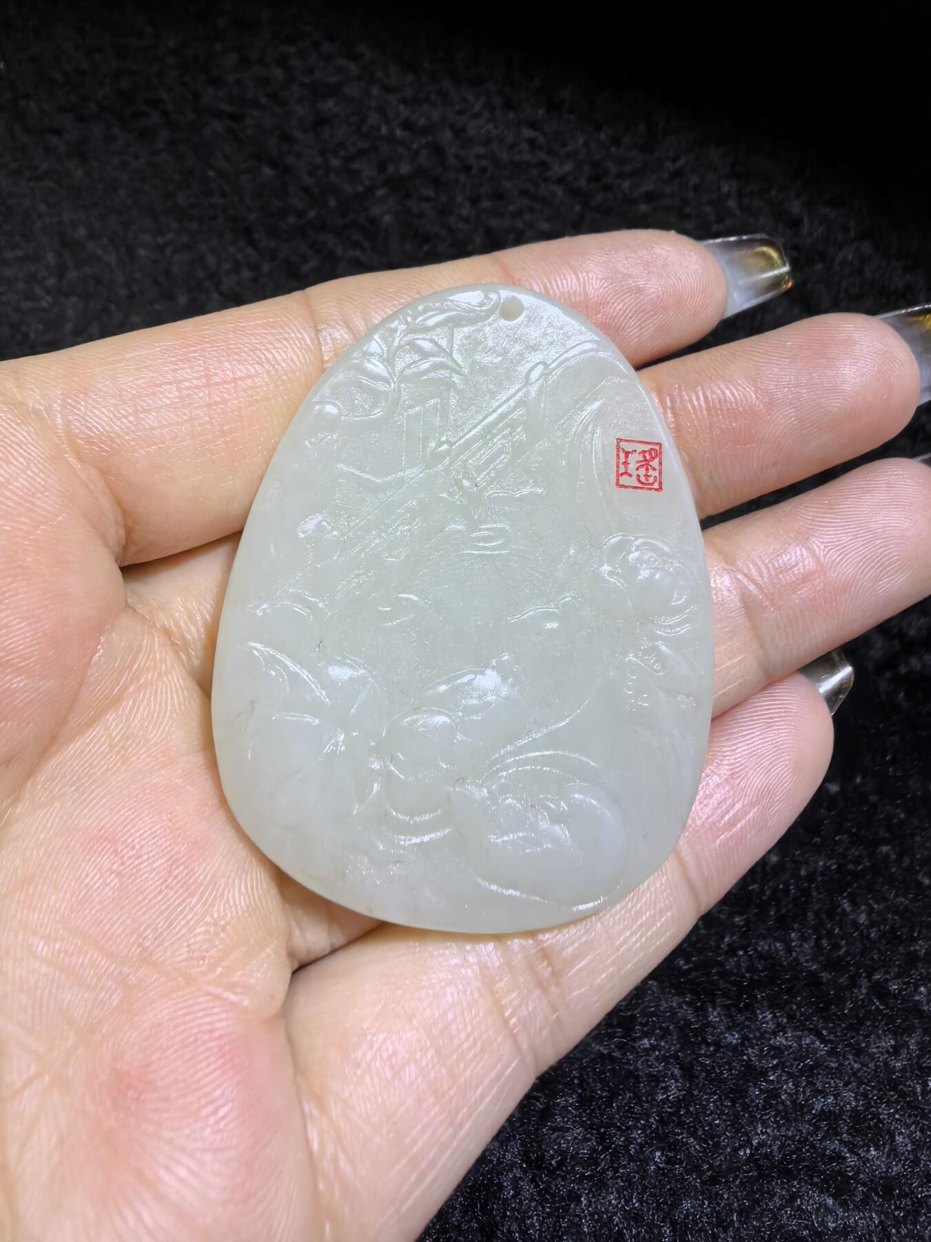 新疆和田白玉鸳鸯戏水牌吊坠挂件男女款，精雕细琢寓意美好，玉质细腻温润，尺寸：4.8cm*3.9cm*0.5cm克重：22.4g