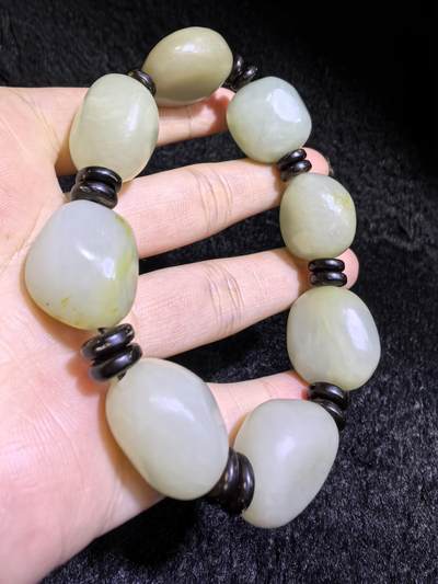 新疆和田籽料随型手串男款，玉质细腻温润，个别可见天然毛孔撞击坑，微结构。尺寸最大：2.4cm*2.1cm*1.4cm最小尺寸：2.0cm*1.6cm*1.5cm克重：81g