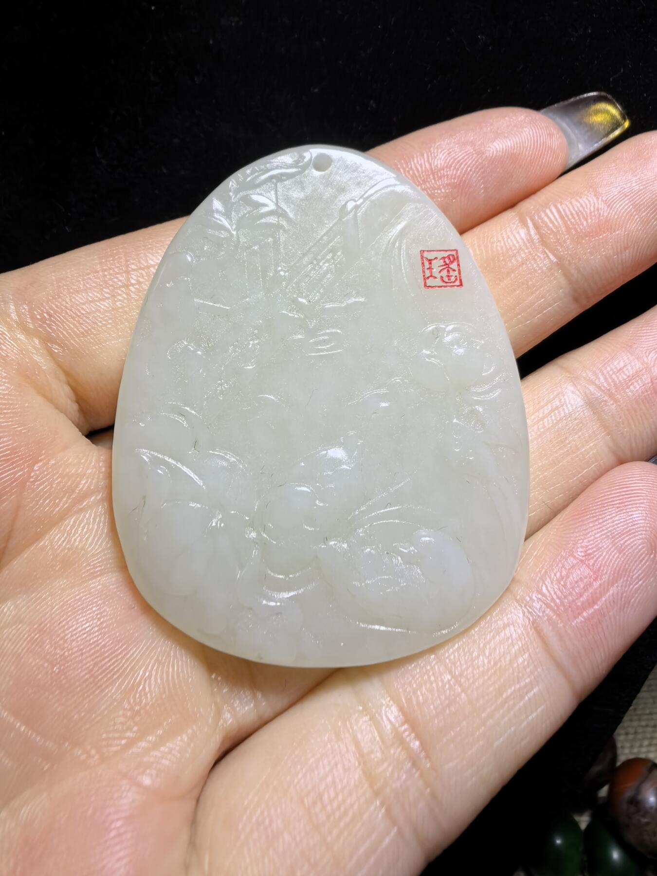 新疆和田白玉鸳鸯戏水牌吊坠挂件男女款，精雕细琢寓意美好，玉质细腻温润，尺寸：4.8cm*3.9cm*0.5cm克重：22.4g