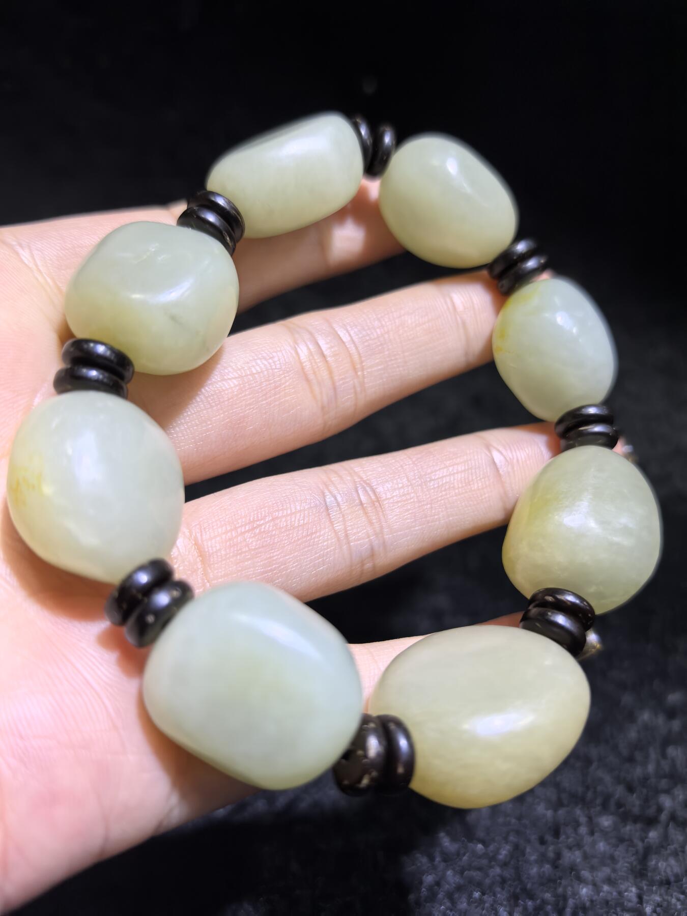 新疆和田籽料随型手串男款，玉质细腻温润，个别可见天然毛孔撞击坑，微结构。尺寸最大：2.4cm*2.1cm*1.4cm最小尺寸：2.0cm*1.6cm*1.5cm克重：81g