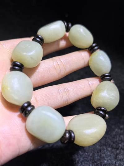 新疆和田籽料随型手串男款，玉质细腻温润，个别可见天然毛孔撞击坑，微结构。尺寸最大：2.4cm*2.1cm*1.4cm最小尺寸：2.0cm*1.6cm*1.5cm克重：81g
