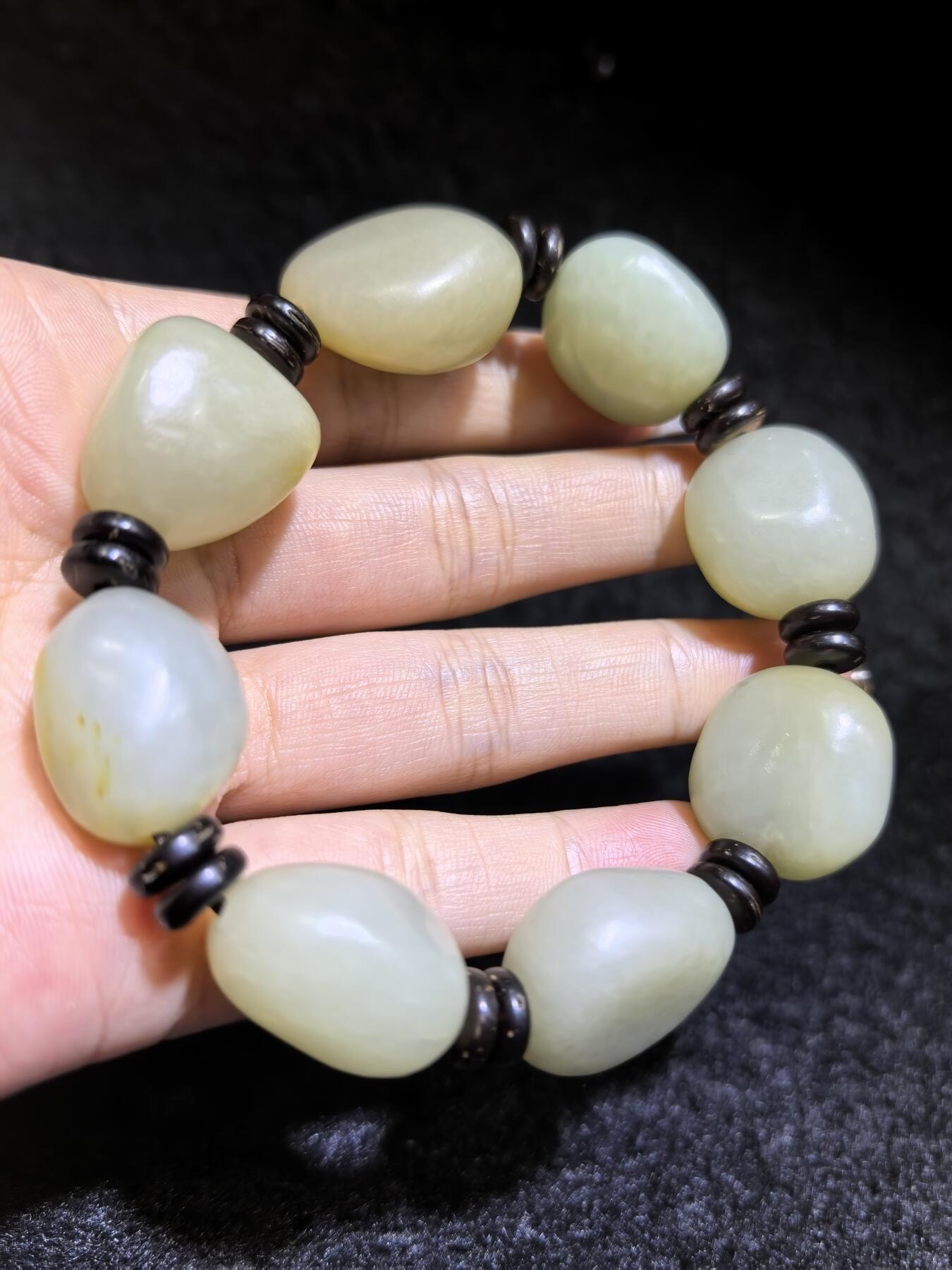 新疆和田籽料随型手串男款，玉质细腻温润，个别可见天然毛孔撞击坑，微结构。尺寸最大：2.4cm*2.1cm*1.4cm最小尺寸：2.0cm*1.6cm*1.5cm克重：81g