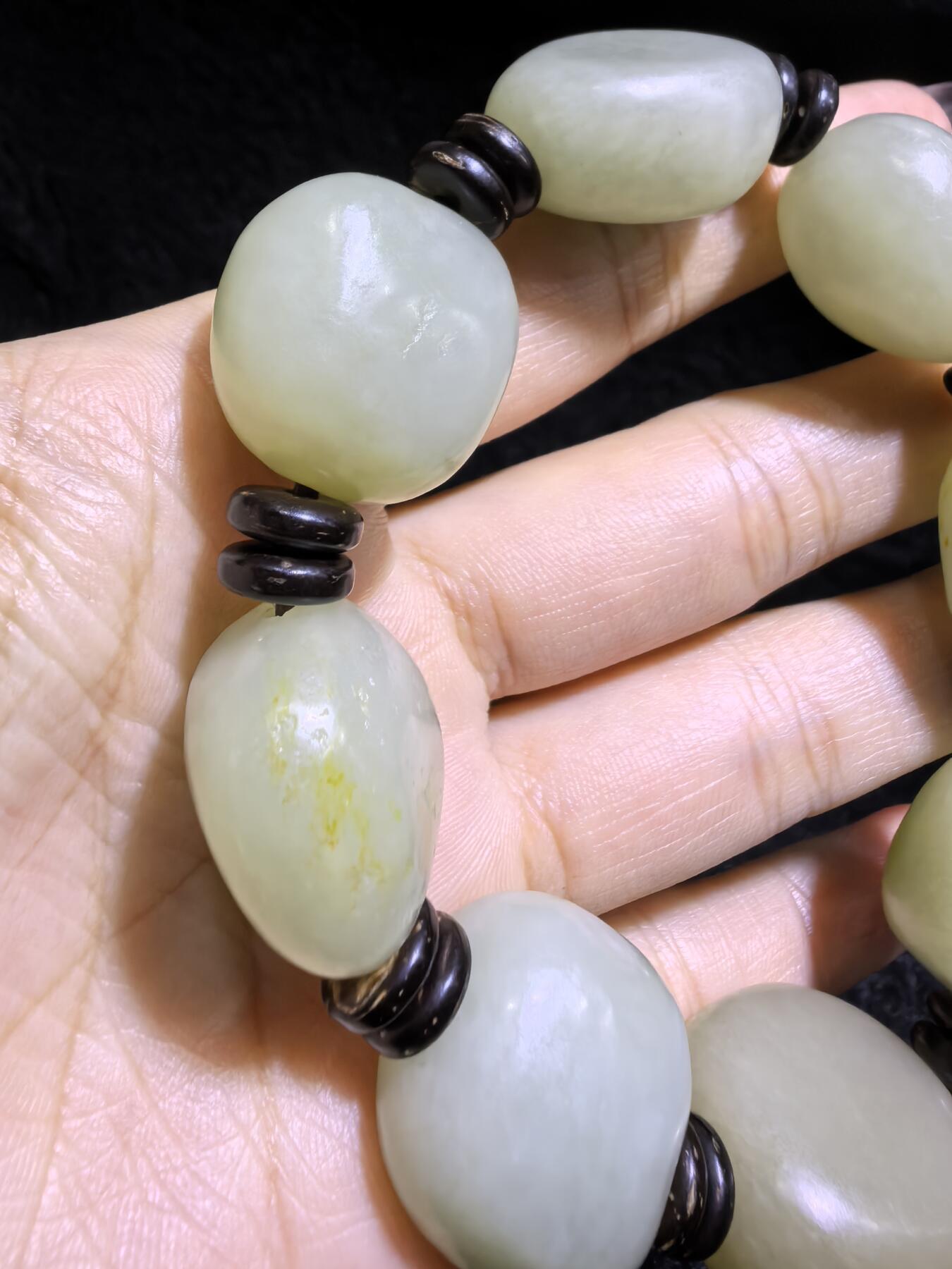 新疆和田籽料随型手串男款，玉质细腻温润，个别可见天然毛孔撞击坑，微结构。尺寸最大：2.4cm*2.1cm*1.4cm最小尺寸：2.0cm*1.6cm*1.5cm克重：81g