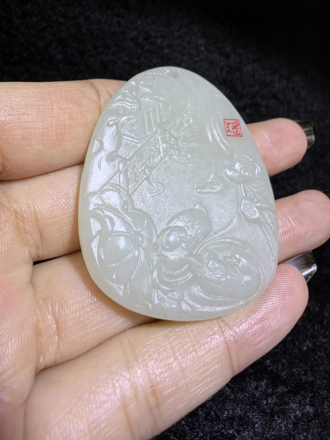 新疆和田白玉鸳鸯戏水牌吊坠挂件男女款，精雕细琢寓意美好，玉质细腻温润，尺寸：4.8cm*3.9cm*0.5cm克重：22.4g