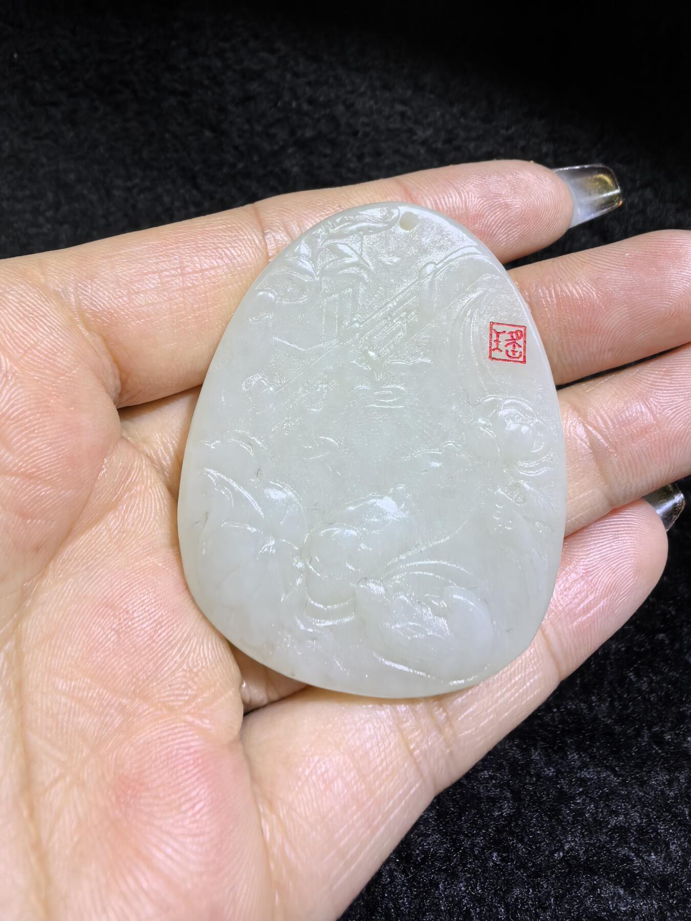 新疆和田白玉鸳鸯戏水牌吊坠挂件男女款，精雕细琢寓意美好，玉质细腻温润，尺寸：4.8cm*3.9cm*0.5cm克重：22.4g