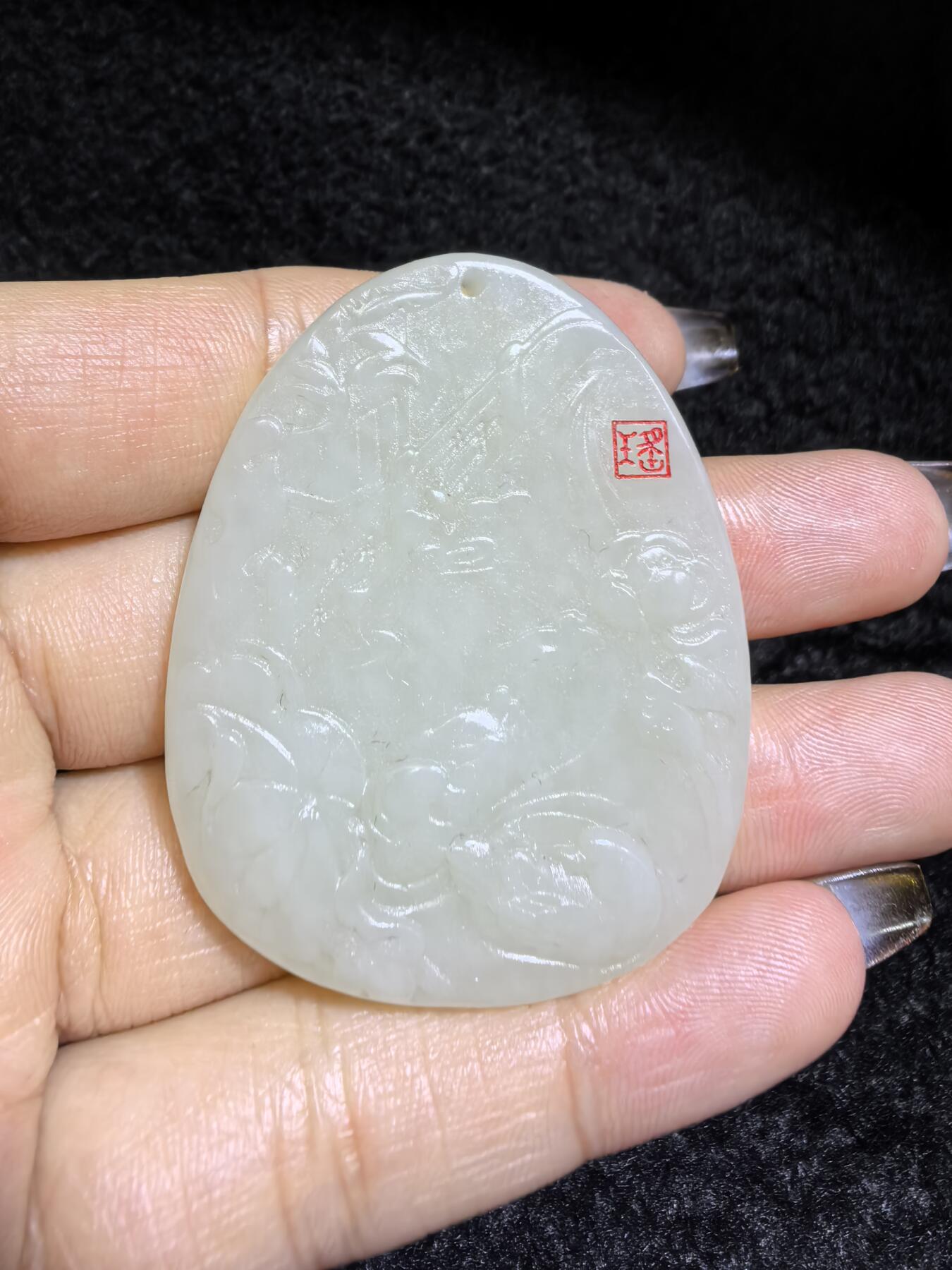 新疆和田白玉鸳鸯戏水牌吊坠挂件男女款，精雕细琢寓意美好，玉质细腻温润，尺寸：4.8cm*3.9cm*0.5cm克重：22.4g