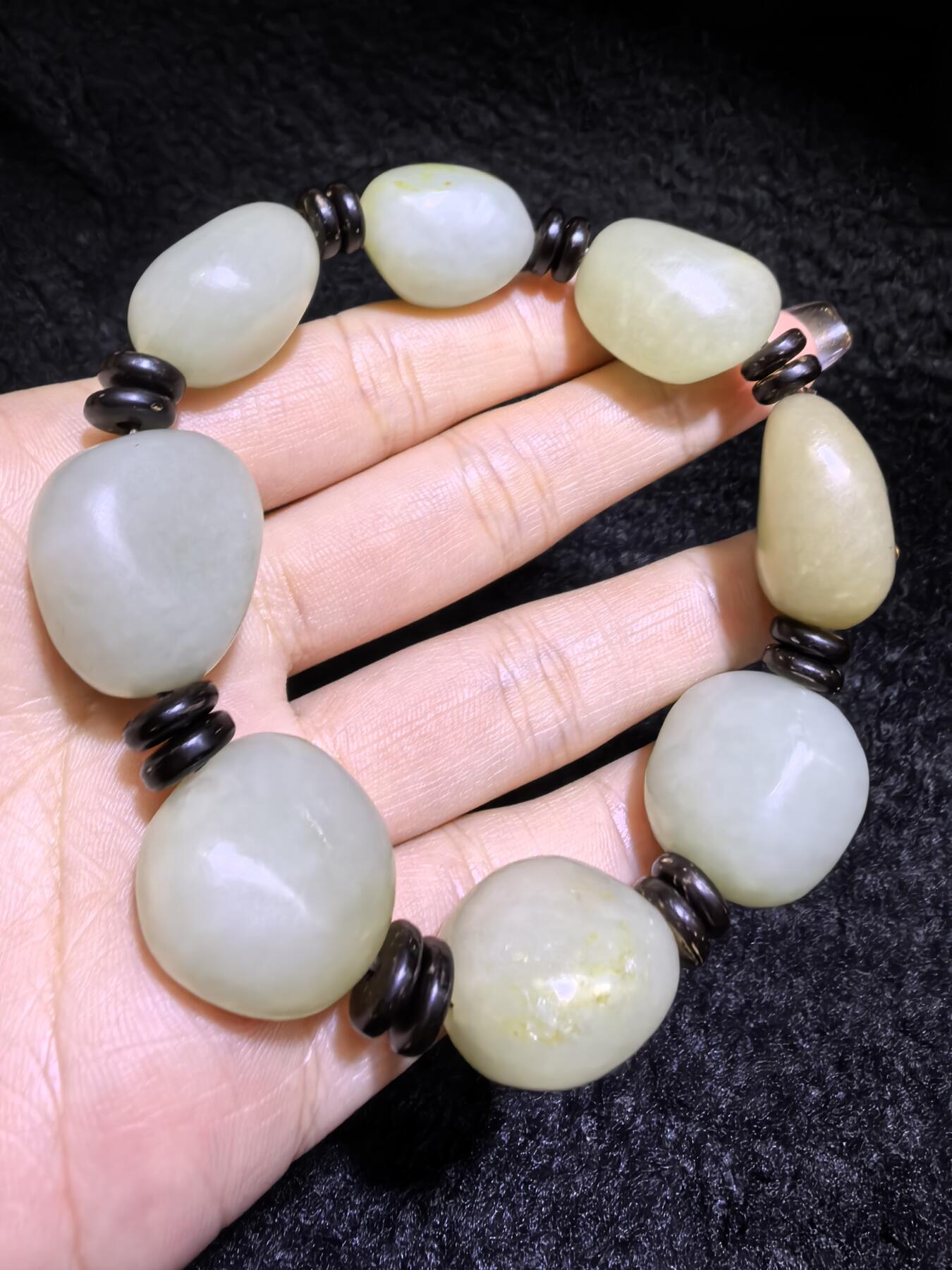 新疆和田籽料随型手串男款，玉质细腻温润，个别可见天然毛孔撞击坑，微结构。尺寸最大：2.4cm*2.1cm*1.4cm最小尺寸：2.0cm*1.6cm*1.5cm克重：81g