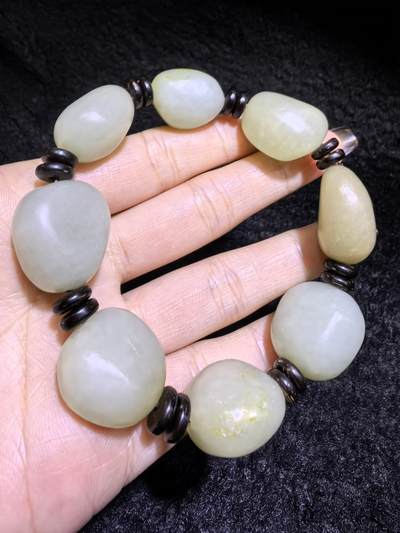 新疆和田籽料随型手串男款，玉质细腻温润，个别可见天然毛孔撞击坑，微结构。尺寸最大：2.4cm*2.1cm*1.4cm最小尺寸：2.0cm*1.6cm*1.5cm克重：81g