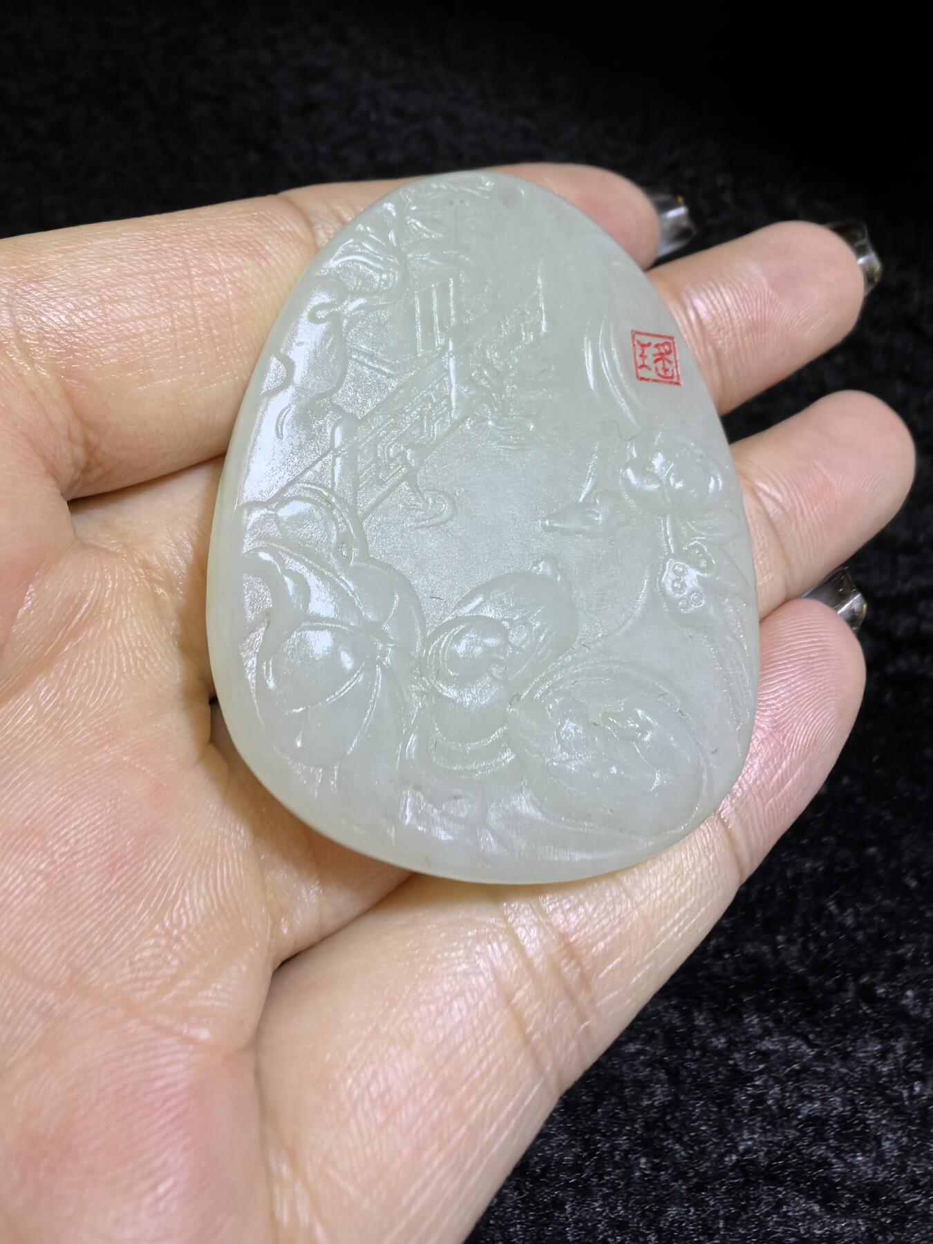 新疆和田白玉鸳鸯戏水牌吊坠挂件男女款，精雕细琢寓意美好，玉质细腻温润，尺寸：4.8cm*3.9cm*0.5cm克重：22.4g