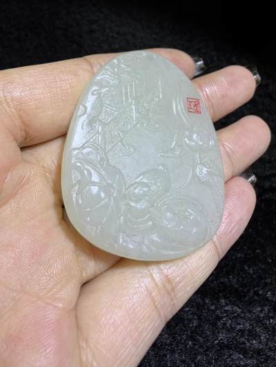 新疆和田白玉鸳鸯戏水牌吊坠挂件男女款，精雕细琢寓意美好，玉质细腻温润，尺寸：4.8cm*3.9cm*0.5cm克重：22.4g