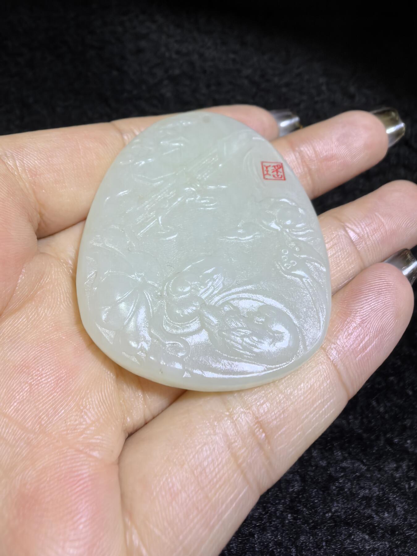 新疆和田白玉鸳鸯戏水牌吊坠挂件男女款，精雕细琢寓意美好，玉质细腻温润，尺寸：4.8cm*3.9cm*0.5cm克重：22.4g