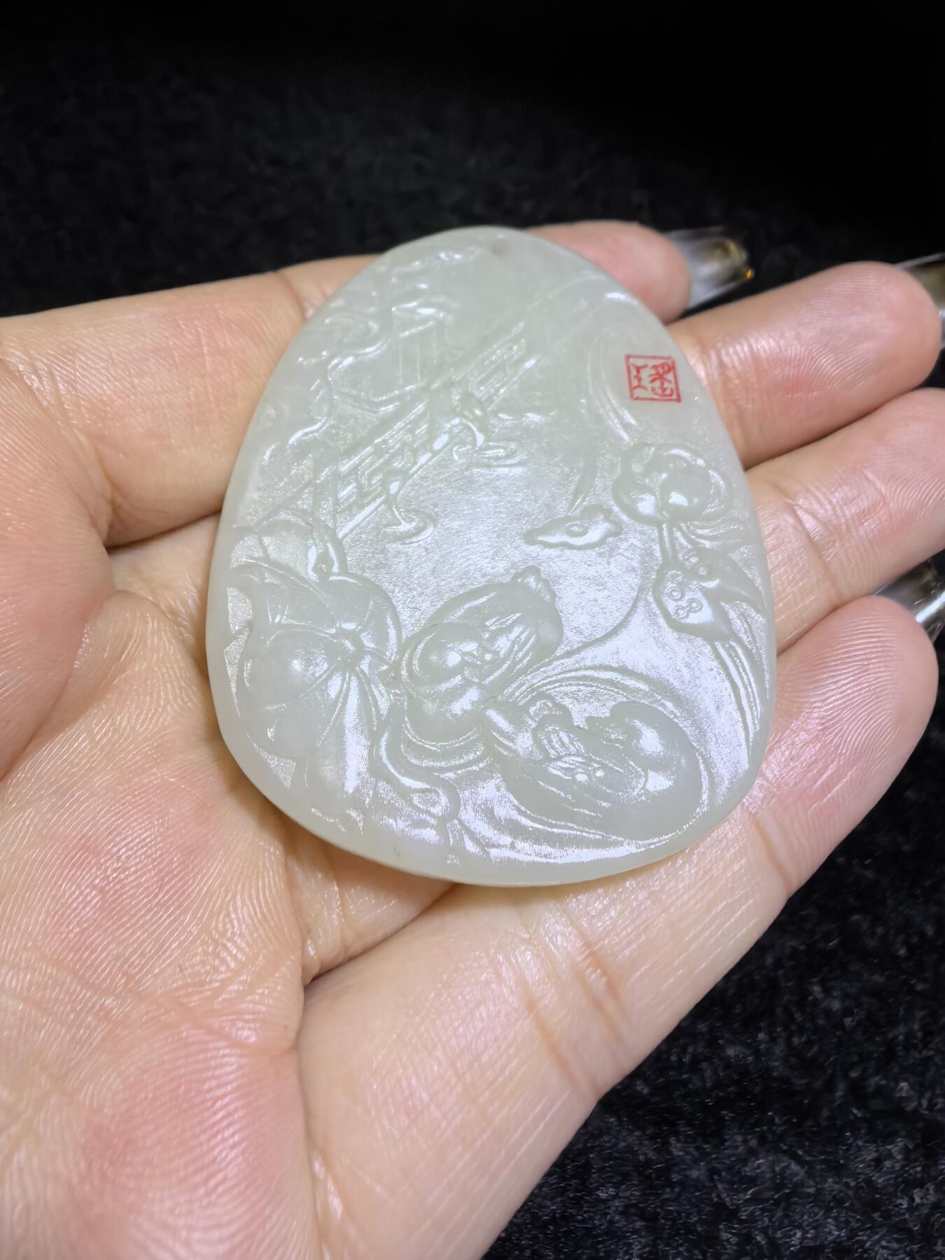 新疆和田白玉鸳鸯戏水牌吊坠挂件男女款，精雕细琢寓意美好，玉质细腻温润，尺寸：4.8cm*3.9cm*0.5cm克重：22.4g