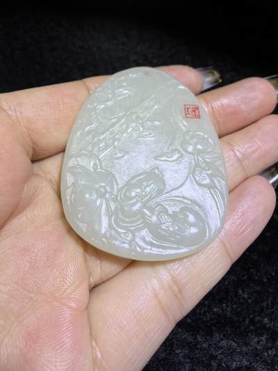 新疆和田白玉鸳鸯戏水牌吊坠挂件男女款，精雕细琢寓意美好，玉质细腻温润，尺寸：4.8cm*3.9cm*0.5cm克重：22.4g