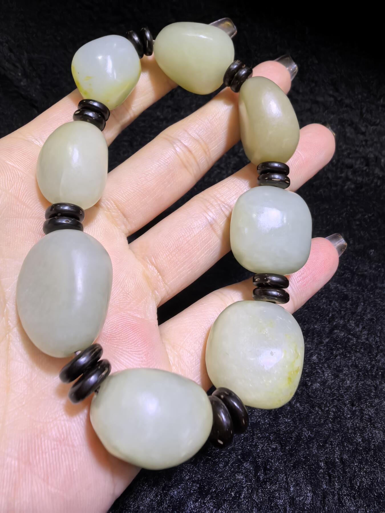 新疆和田籽料随型手串男款，玉质细腻温润，个别可见天然毛孔撞击坑，微结构。尺寸最大：2.4cm*2.1cm*1.4cm最小尺寸：2.0cm*1.6cm*1.5cm克重：81g