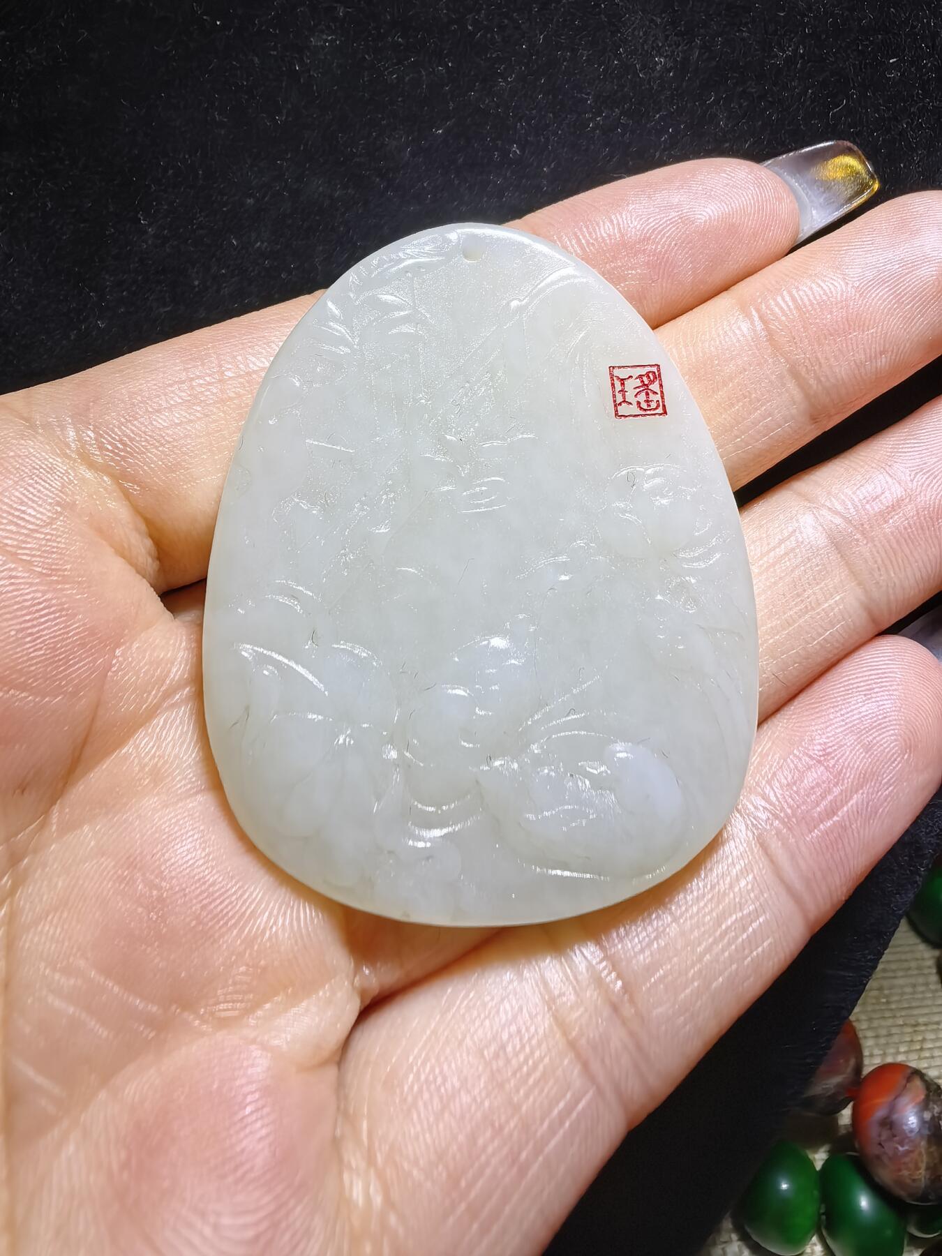 新疆和田白玉鸳鸯戏水牌吊坠挂件男女款，精雕细琢寓意美好，玉质细腻温润，尺寸：4.8cm*3.9cm*0.5cm克重：22.4g